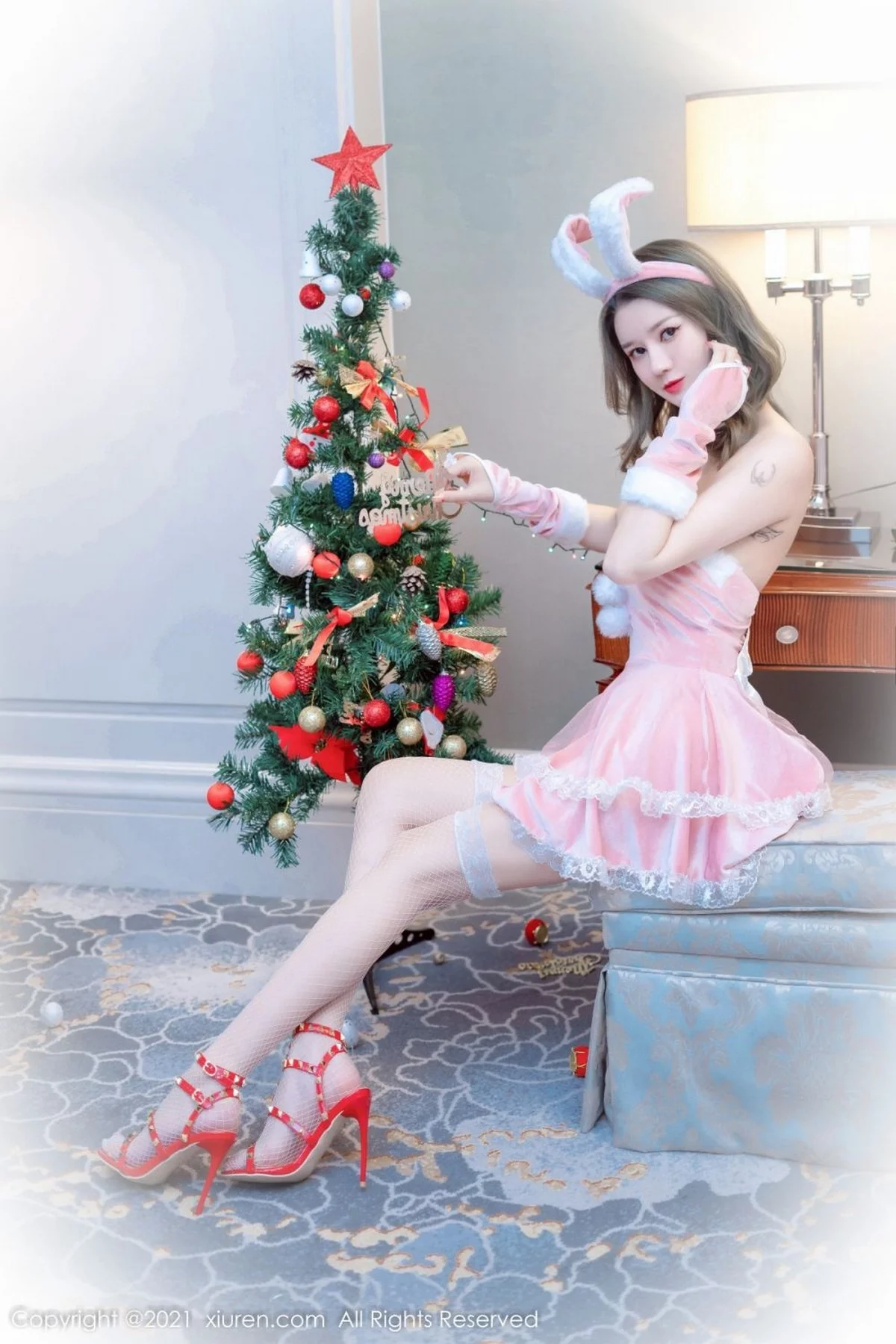 [[XiuRen秀人网]秀人网]No.4374_模特文芮jeninfer私房性感白色内衣配无内黑丝裤袜迷人诱惑写真50P