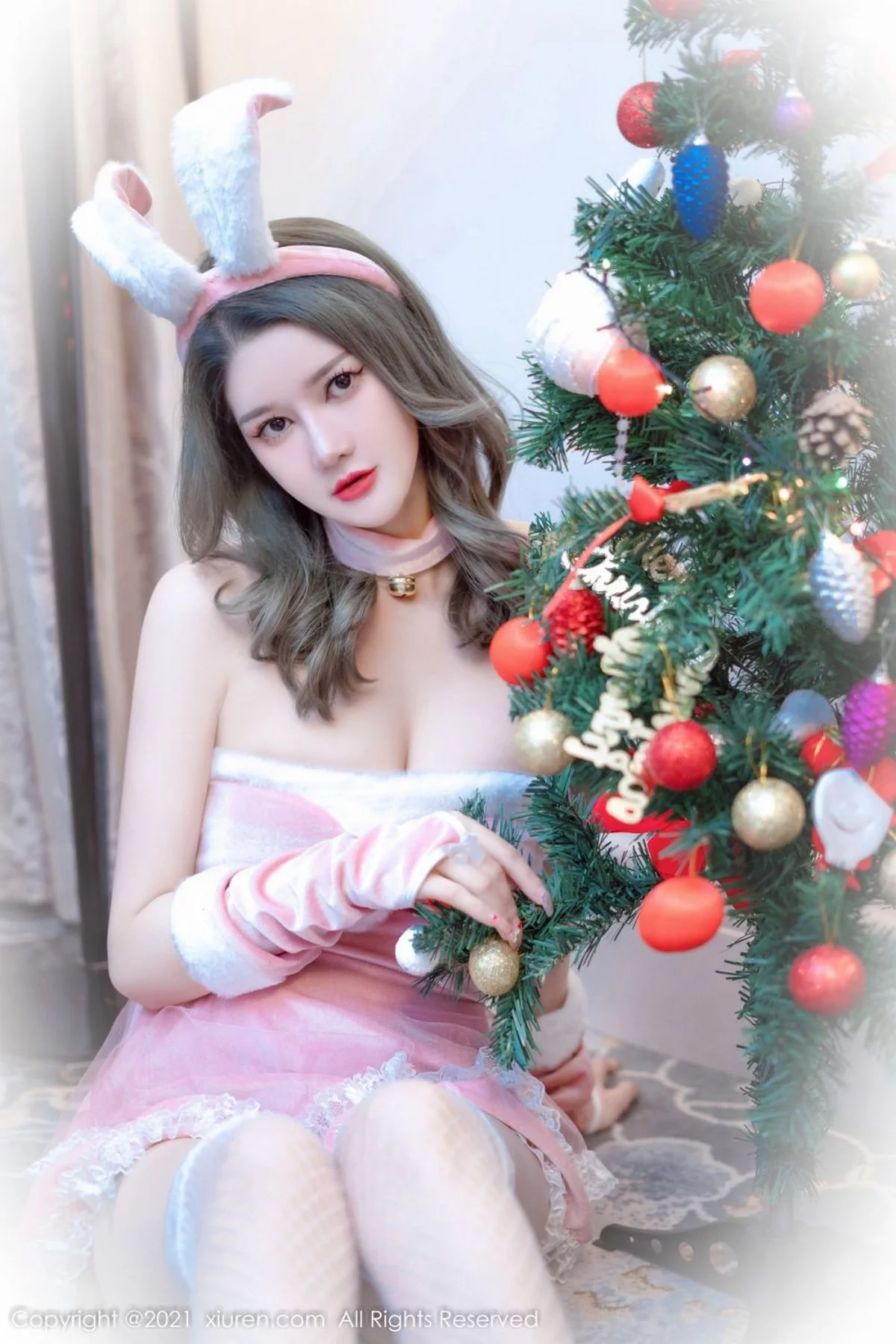 [[XiuRen秀人网]秀人网]No.4374_模特文芮jeninfer私房性感白色内衣配无内黑丝裤袜迷人诱惑写真50P