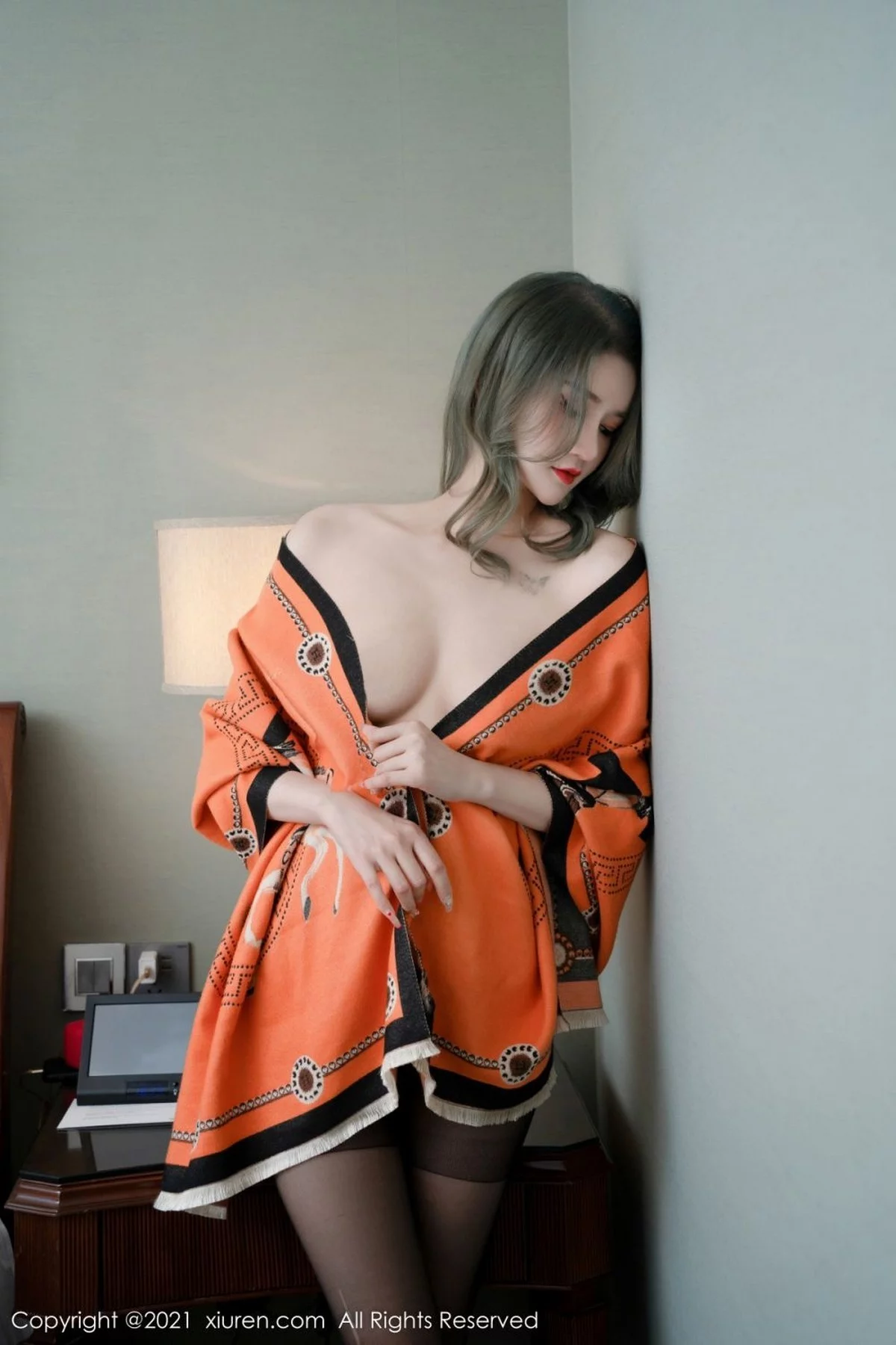 [[XiuRen秀人网]秀人网]No.4374_模特文芮jeninfer私房性感白色内衣配无内黑丝裤袜迷人诱惑写真50P