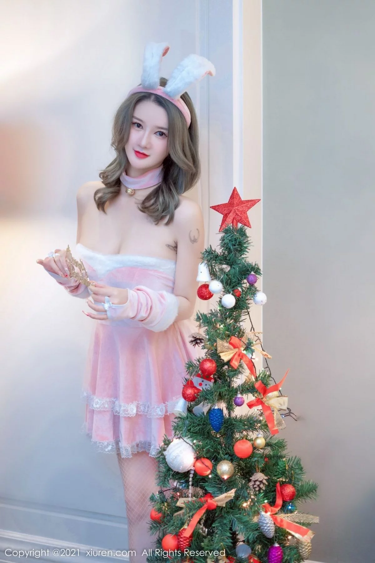 [[XiuRen秀人网]秀人网]No.4374_模特文芮jeninfer私房性感白色内衣配无内黑丝裤袜迷人诱惑写真50P