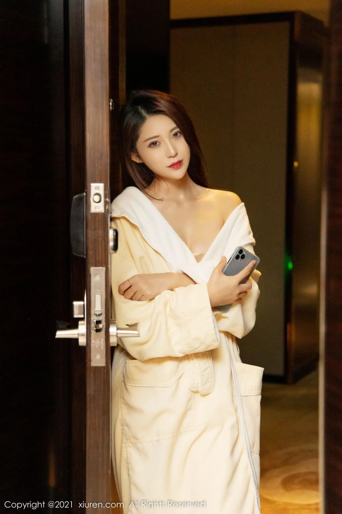 [[XiuRen秀人网]秀人网]No.4380_模特汐汐baby私房浴室保鲜膜捆绑秀凹凸火辣胴体极致诱惑写真51P