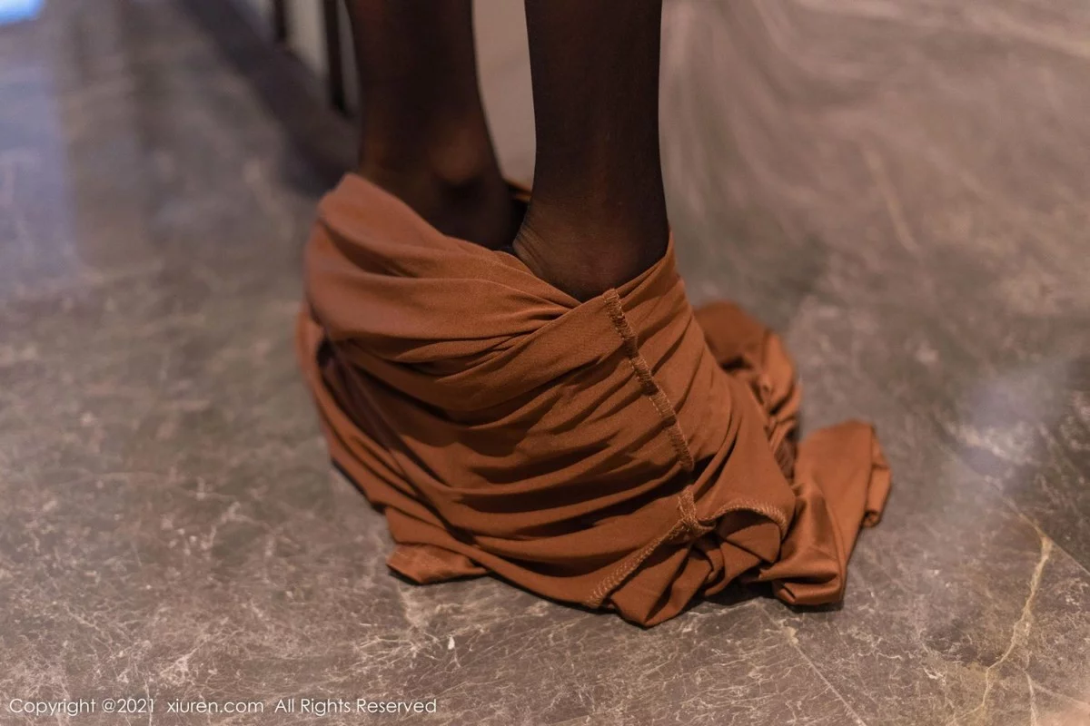 [[XiuRen秀人网]秀人网]No.4382_模特熊小诺酒店场景主题私房半脱露黑色丁字裤秀翘臀诱惑写真82P