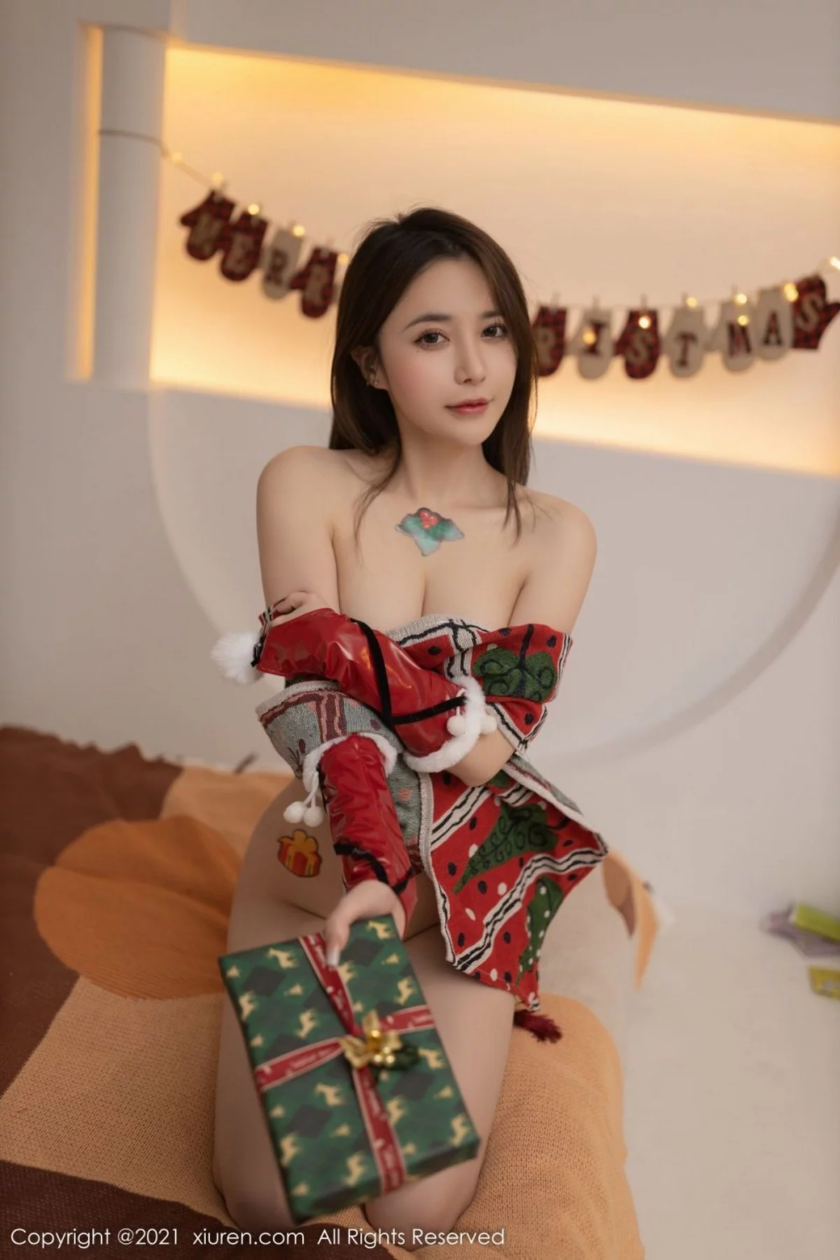 [[XiuRen秀人网]秀人网]No.4383_模特鱼子酱Fish圣诞节主题私房半脱红色上衣露豪乳惹火诱惑写真77P
