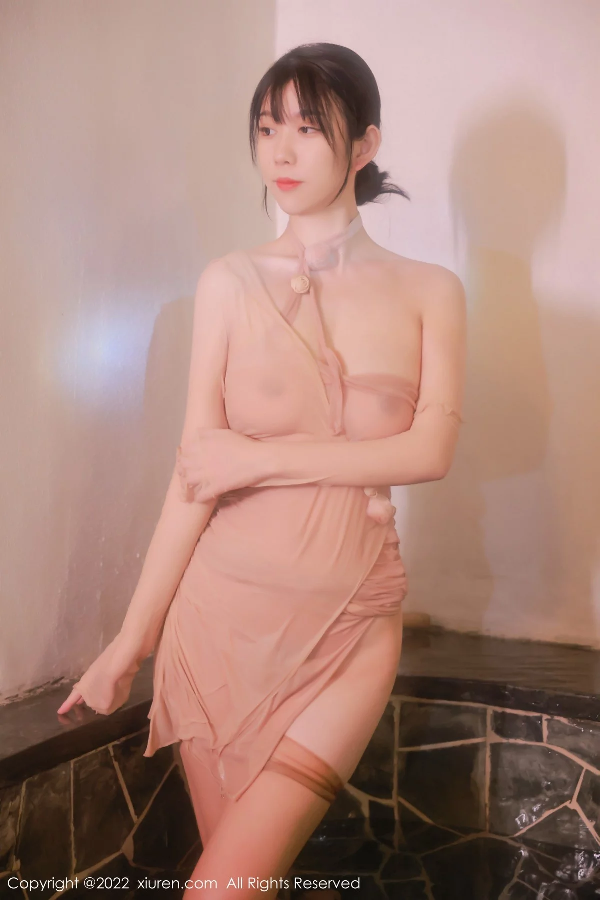 [[XiuRen秀人网]秀人网]No.4503_模特李雅柔182CM温泉主题粉色薄透服饰配无内肉丝湿身诱惑写真48P