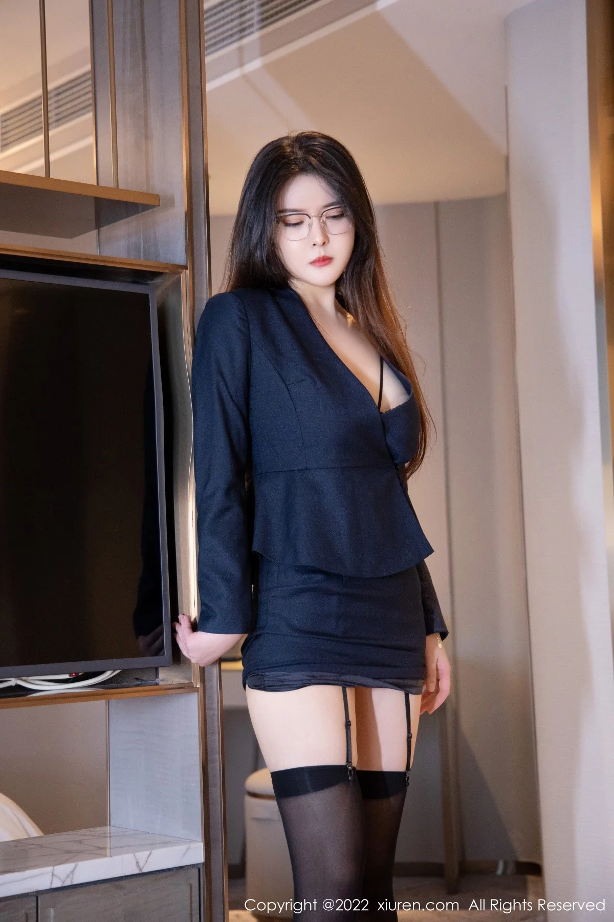 [[XiuRen秀人网]秀人网]No.4502_模特[XiuRen秀人网]白露脱职业装露黑色蕾丝内衣黑丝吊袜惹火诱惑写真70P