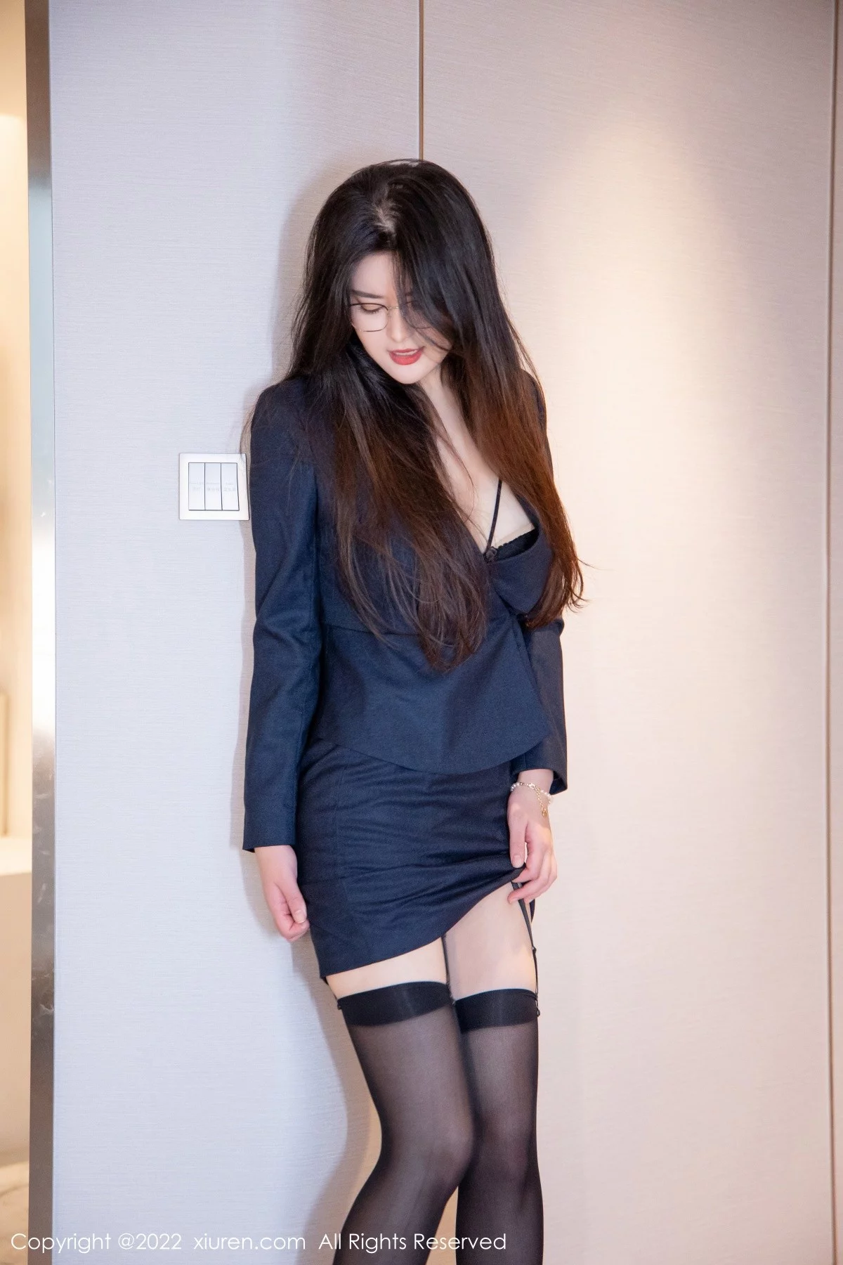 [[XiuRen秀人网]秀人网]No.4502_模特[XiuRen秀人网]白露脱职业装露黑色蕾丝内衣黑丝吊袜惹火诱惑写真70P