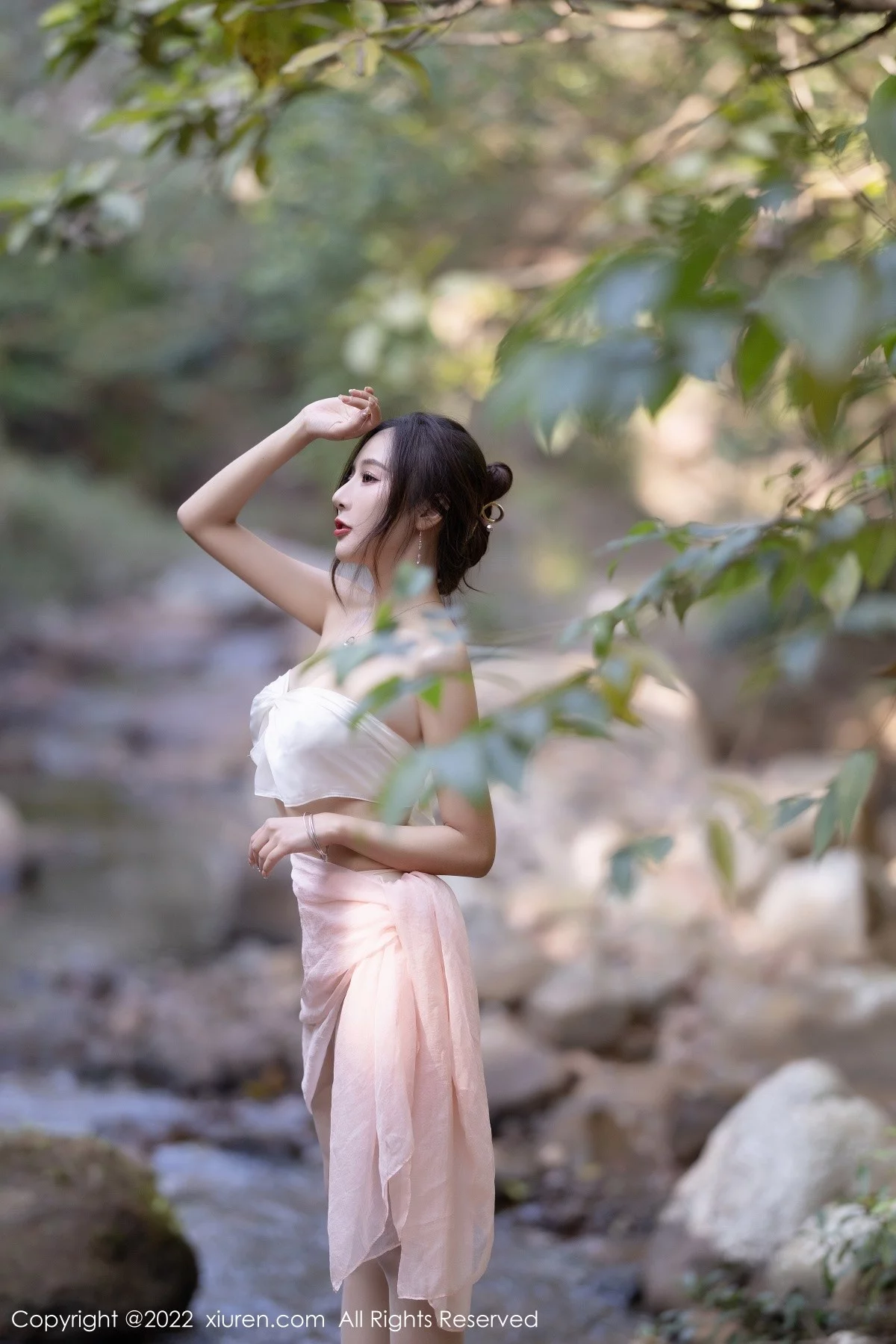 [[XiuRen秀人网]秀人网]No.4511_女神王馨瑶yanni户外小溪边淡色轻透服饰露火辣身材诱惑写真61P