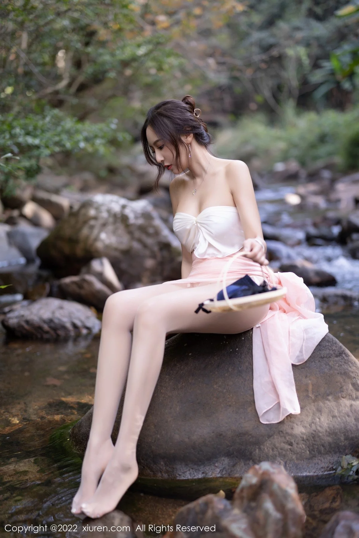 [[XiuRen秀人网]秀人网]No.4511_女神王馨瑶yanni户外小溪边淡色轻透服饰露火辣身材诱惑写真61P