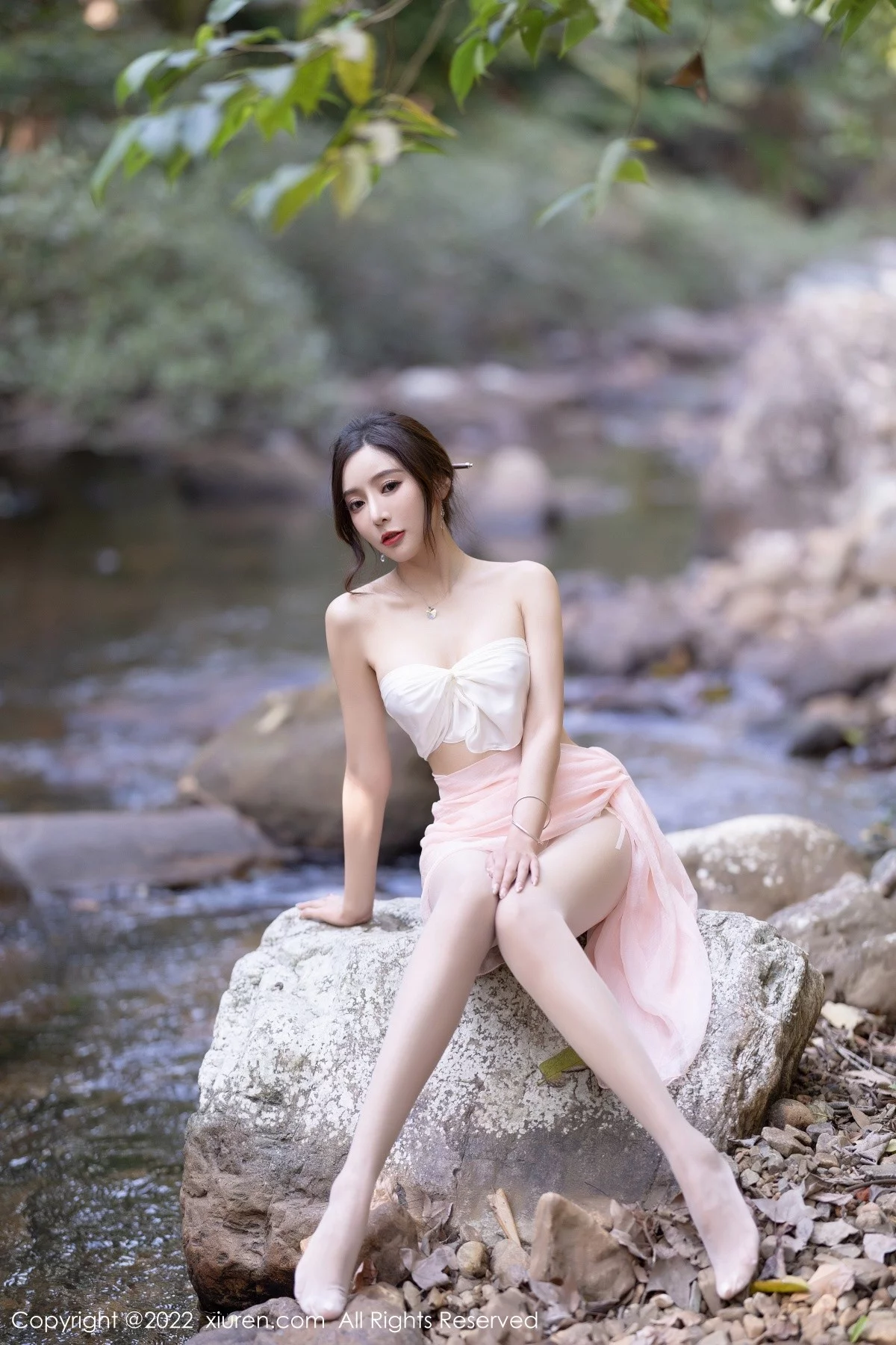 [[XiuRen秀人网]秀人网]No.4511_女神王馨瑶yanni户外小溪边淡色轻透服饰露火辣身材诱惑写真61P