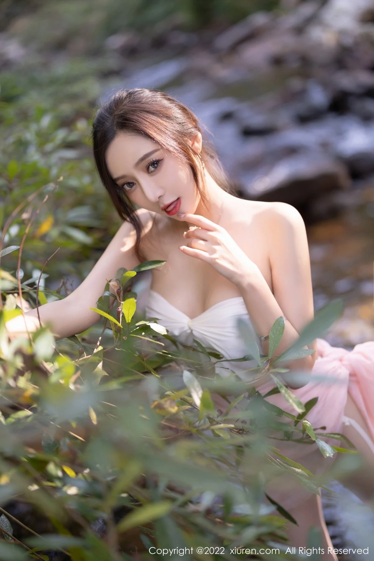 [[XiuRen秀人网]秀人网]No.4511_女神王馨瑶yanni户外小溪边淡色轻透服饰露火辣身材诱惑写真61P