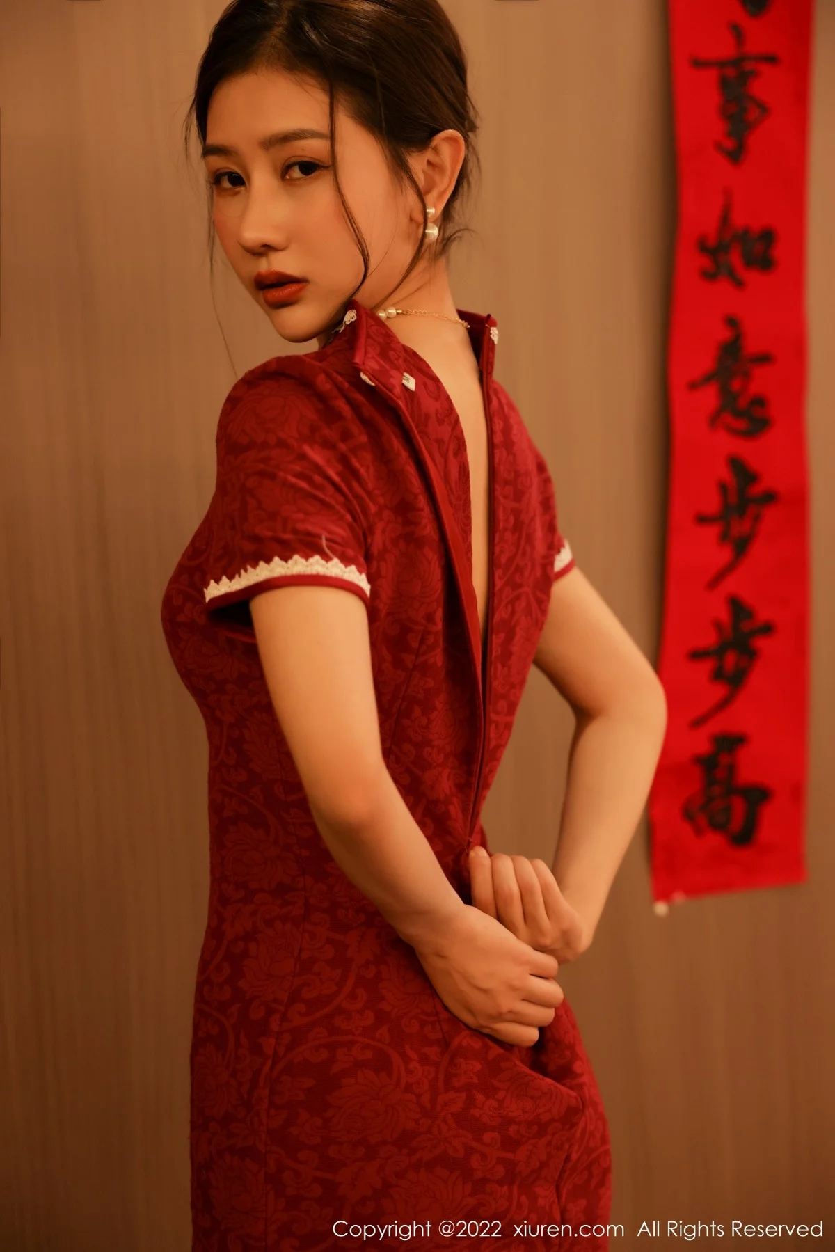 [[XiuRen秀人网]秀人网]No.4508_模特尹甜甜新年主题红色韵味旗袍半脱露豪乳遮点极致诱惑写真50P