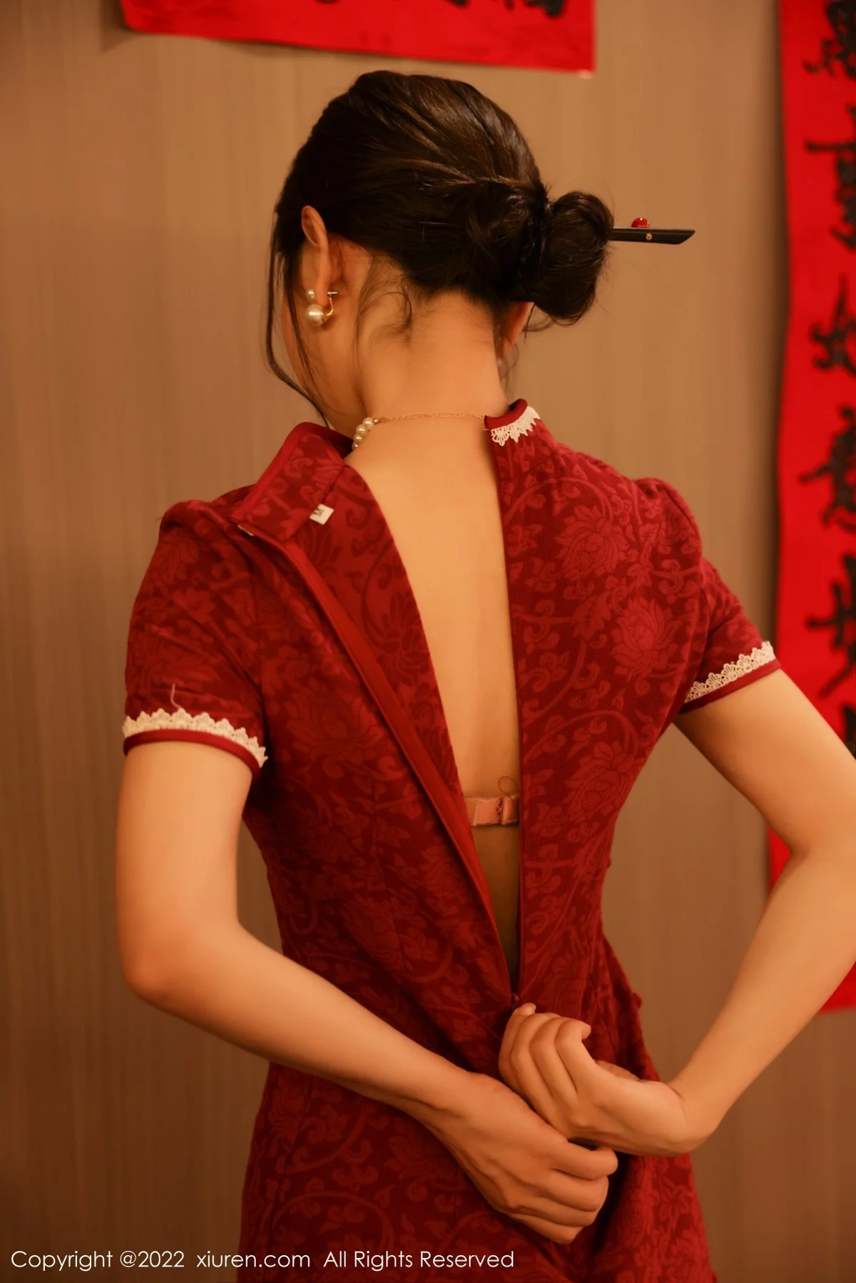 [[XiuRen秀人网]秀人网]No.4508_模特尹甜甜新年主题红色韵味旗袍半脱露豪乳遮点极致诱惑写真50P