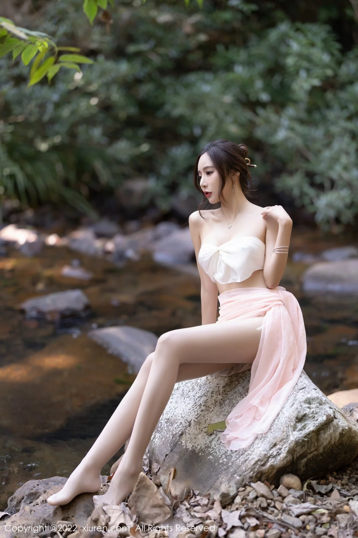 [[XiuRen秀人网]秀人网]No.4511_女神王馨瑶yanni户外小溪边淡色轻透服饰露火辣身材诱惑写真61P