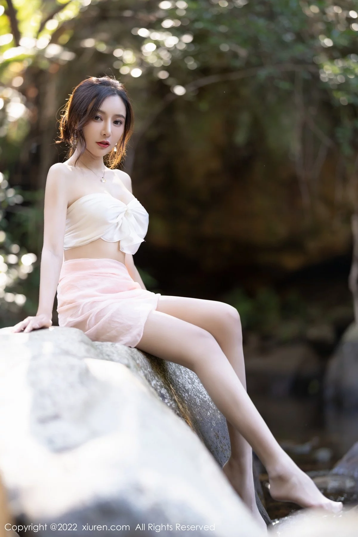 [[XiuRen秀人网]秀人网]No.4511_女神王馨瑶yanni户外小溪边淡色轻透服饰露火辣身材诱惑写真61P