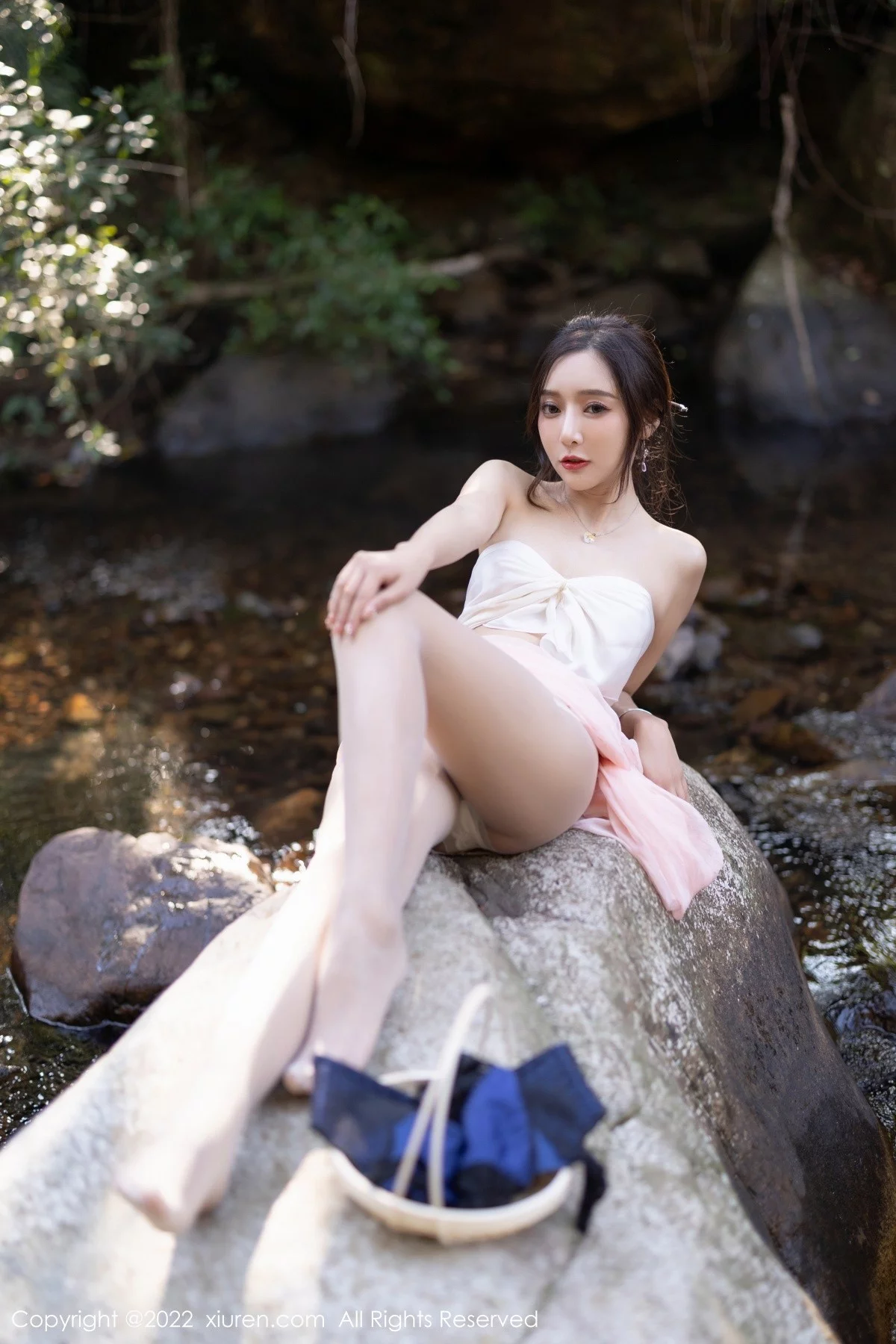 [[XiuRen秀人网]秀人网]No.4511_女神王馨瑶yanni户外小溪边淡色轻透服饰露火辣身材诱惑写真61P