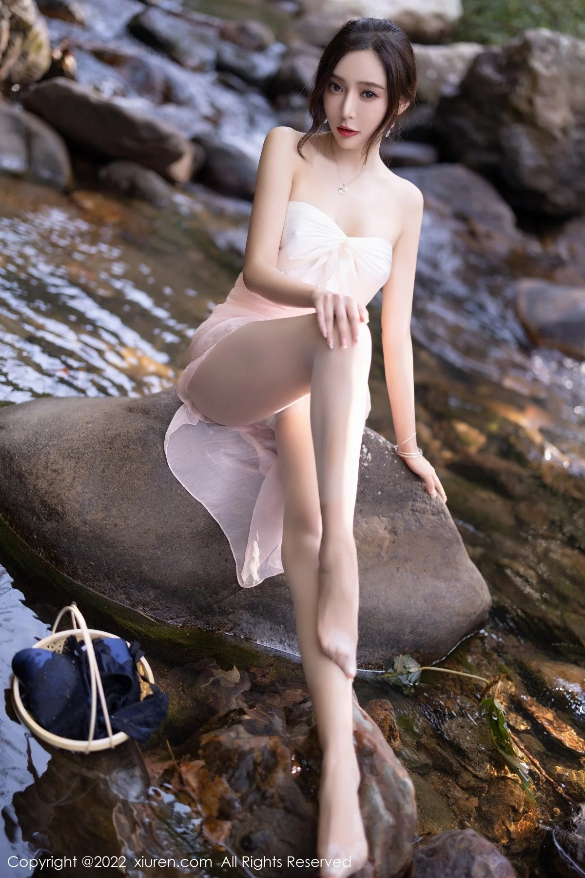 [[XiuRen秀人网]秀人网]No.4511_女神王馨瑶yanni户外小溪边淡色轻透服饰露火辣身材诱惑写真61P