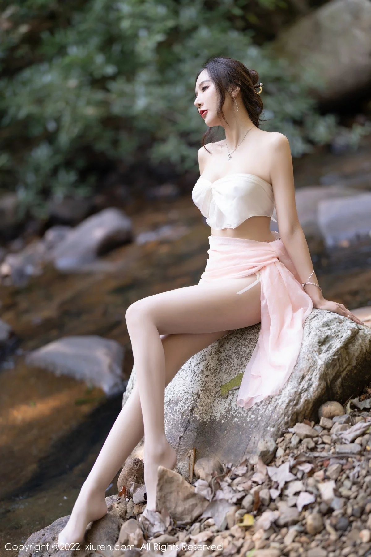 [[XiuRen秀人网]秀人网]No.4511_女神王馨瑶yanni户外小溪边淡色轻透服饰露火辣身材诱惑写真61P