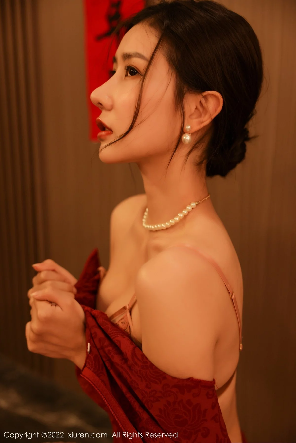 [[XiuRen秀人网]秀人网]No.4508_模特尹甜甜新年主题红色韵味旗袍半脱露豪乳遮点极致诱惑写真50P