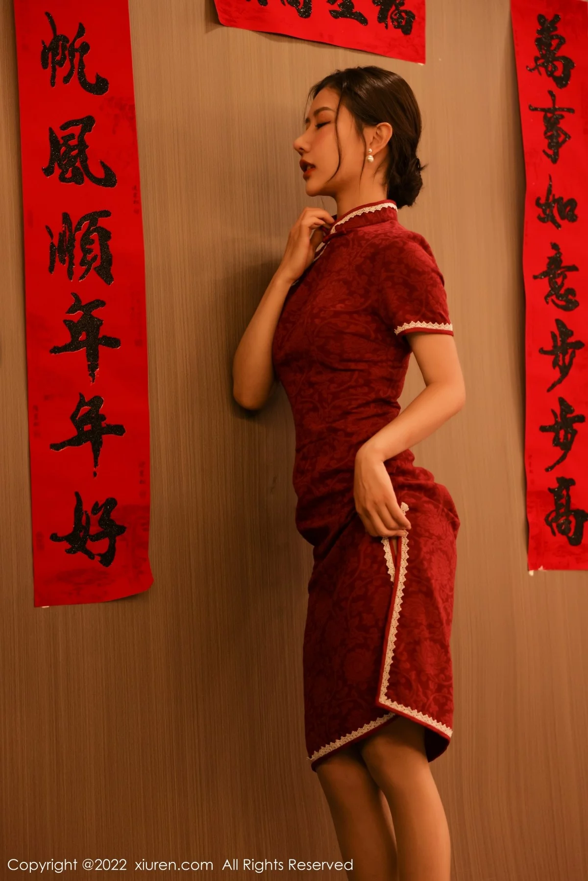 [[XiuRen秀人网]秀人网]No.4508_模特尹甜甜新年主题红色韵味旗袍半脱露豪乳遮点极致诱惑写真50P