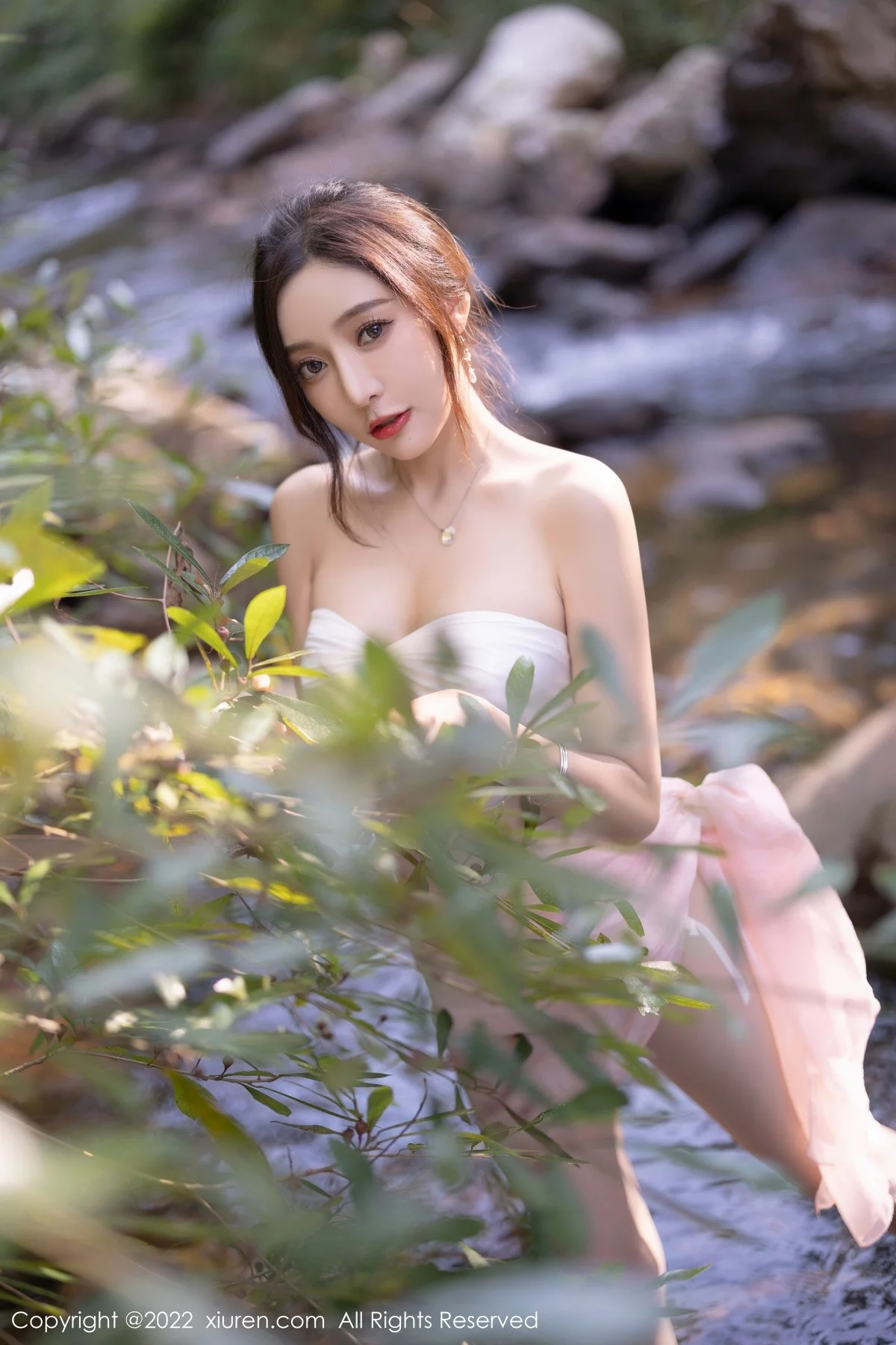 [[XiuRen秀人网]秀人网]No.4511_女神王馨瑶yanni户外小溪边淡色轻透服饰露火辣身材诱惑写真61P