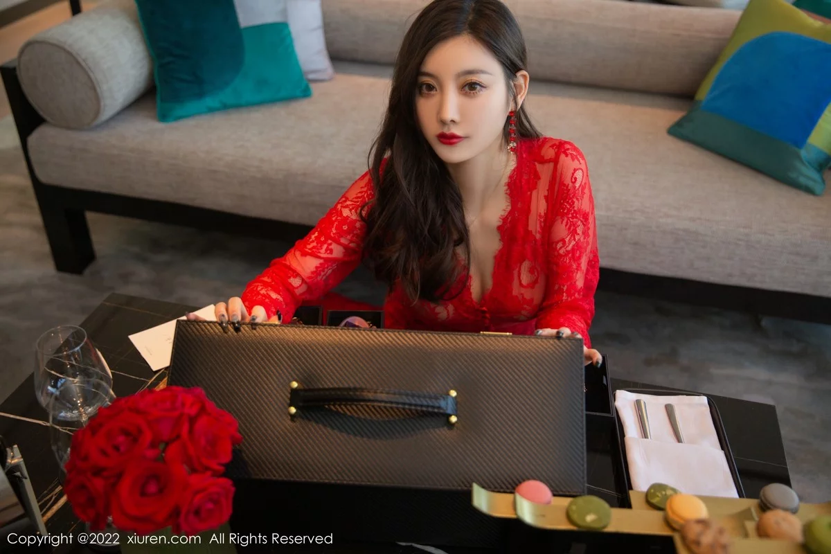 [[XiuRen秀人网]秀人网]No.4516_女神杨晨晨Yome新婚之夜主题红色婚纱配黑丝裤袜极致魅惑写真84P