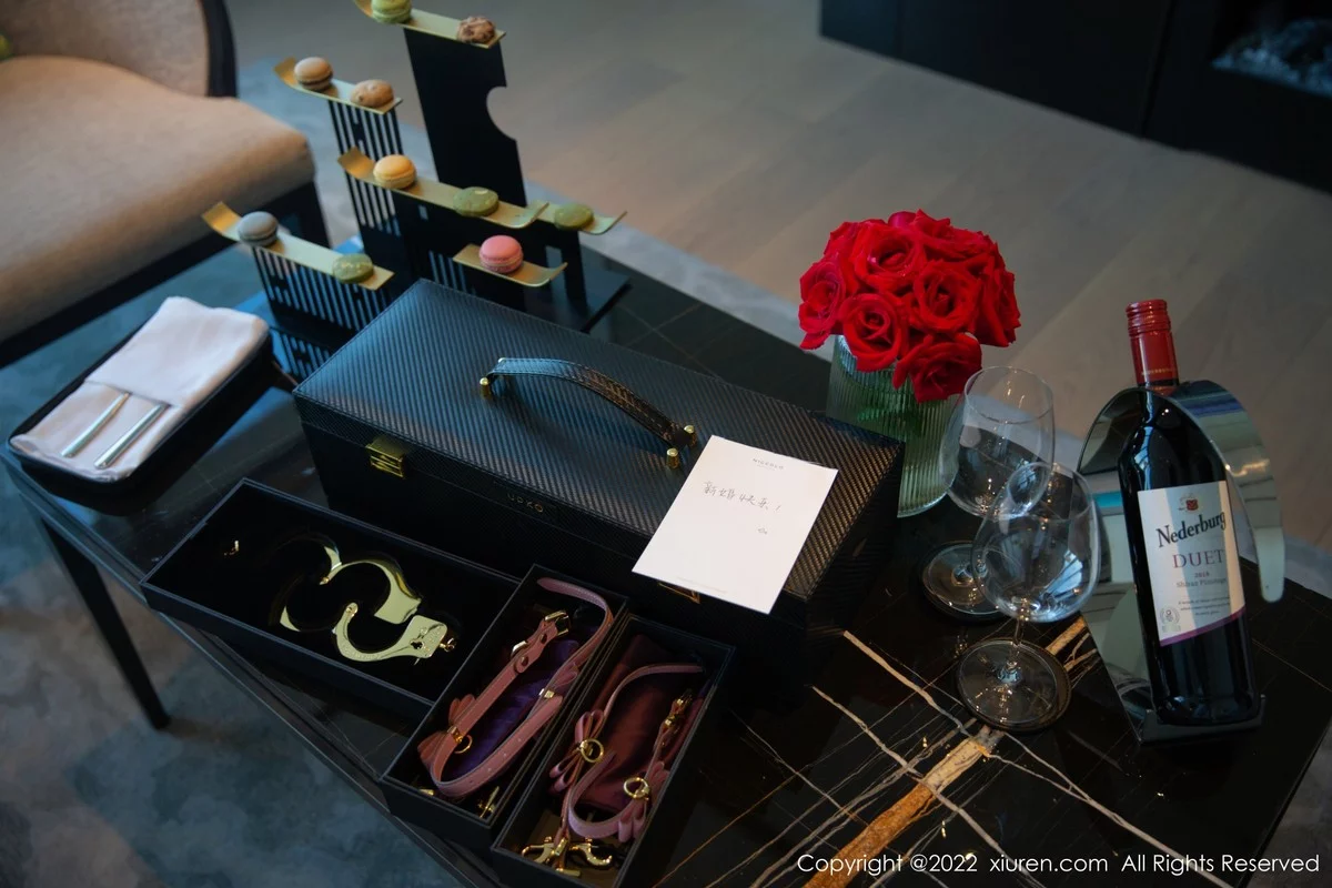 [[XiuRen秀人网]秀人网]No.4516_女神杨晨晨Yome新婚之夜主题红色婚纱配黑丝裤袜极致魅惑写真84P