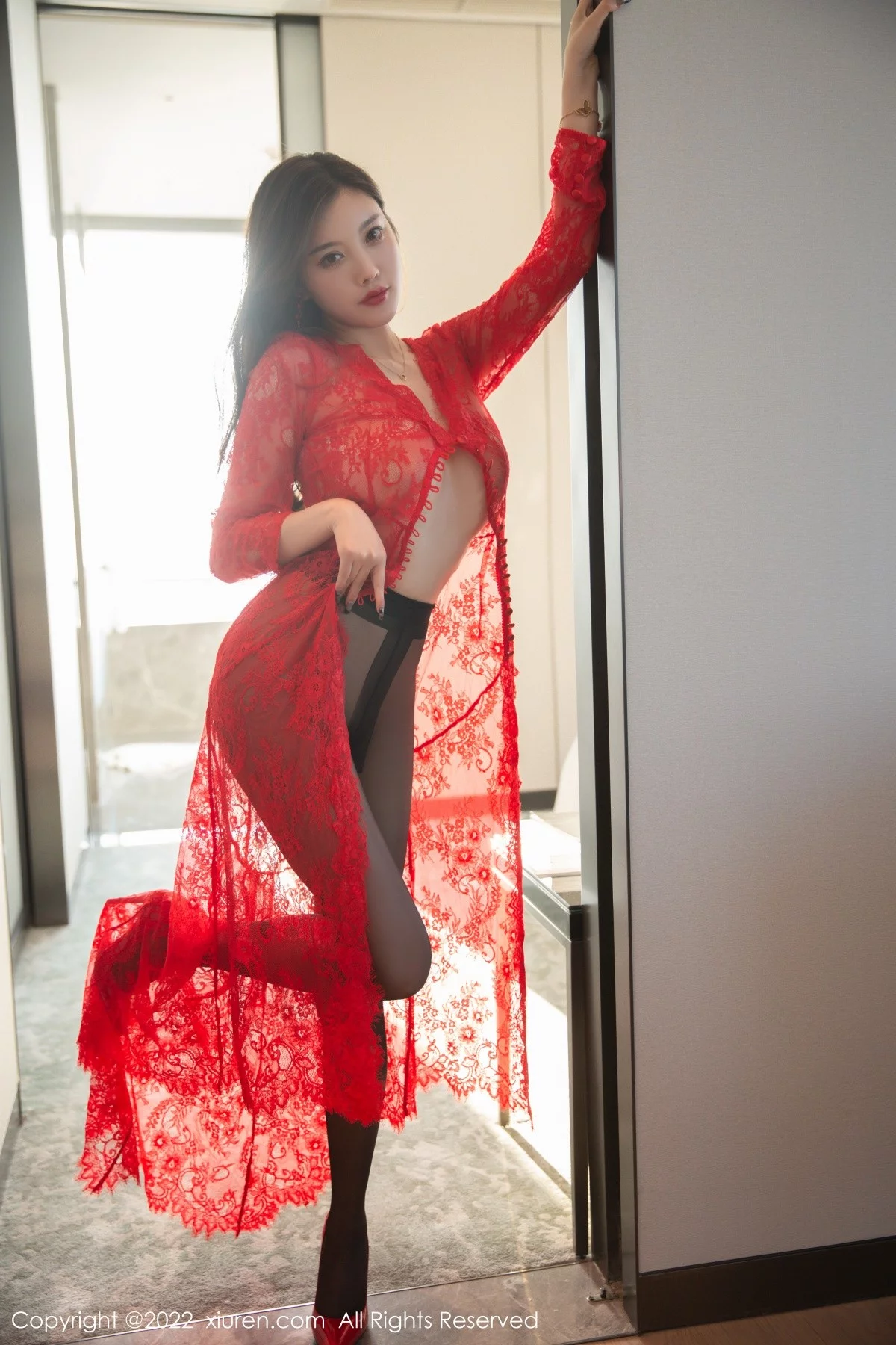 [[XiuRen秀人网]秀人网]No.4516_女神杨晨晨Yome新婚之夜主题红色婚纱配黑丝裤袜极致魅惑写真84P