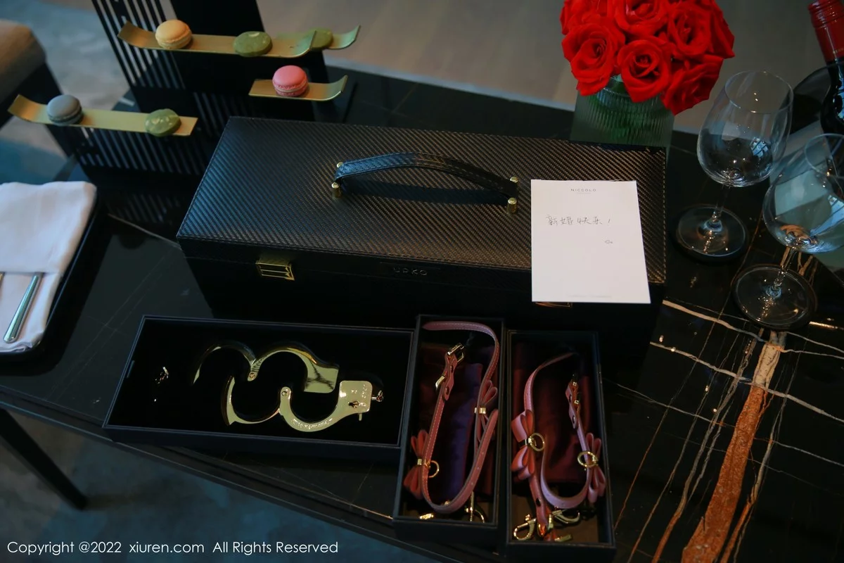 [[XiuRen秀人网]秀人网]No.4516_女神杨晨晨Yome新婚之夜主题红色婚纱配黑丝裤袜极致魅惑写真84P