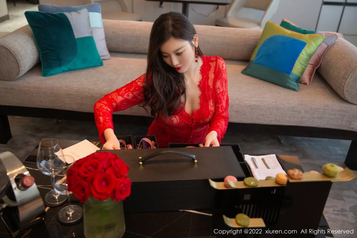[[XiuRen秀人网]秀人网]No.4516_女神杨晨晨Yome新婚之夜主题红色婚纱配黑丝裤袜极致魅惑写真84P