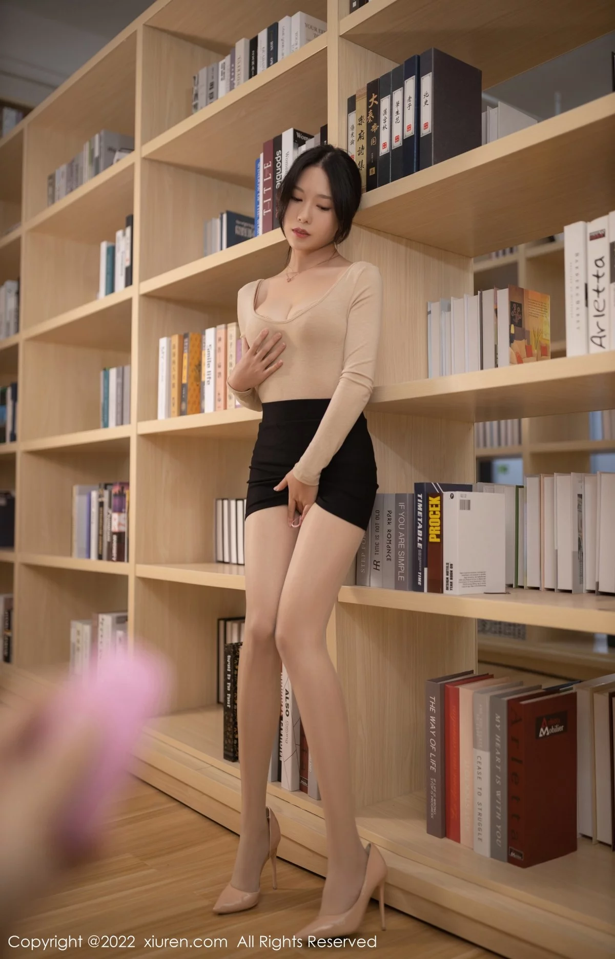 [[XiuRen秀人网]秀人网]No.4523_模特利世图书馆场景低胸上衣配黑短裙露开档肉丝迷人诱惑写真97P