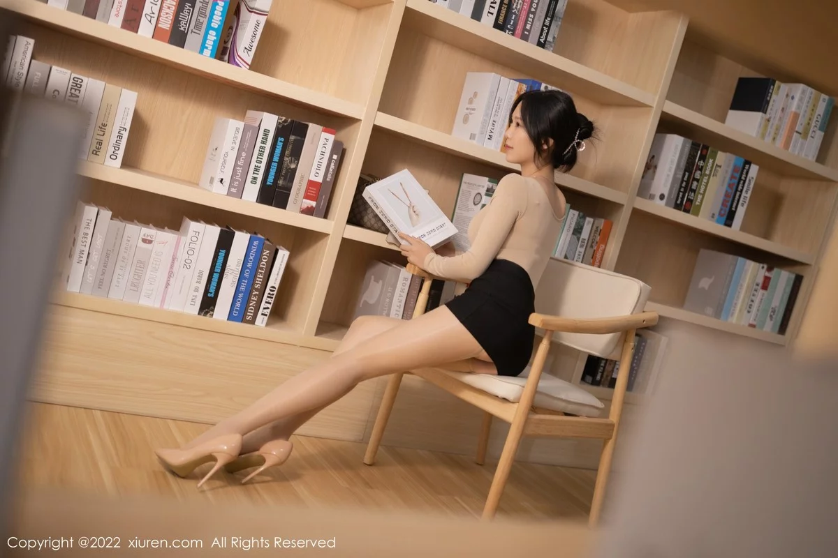 [[XiuRen秀人网]秀人网]No.4523_模特利世图书馆场景低胸上衣配黑短裙露开档肉丝迷人诱惑写真97P
