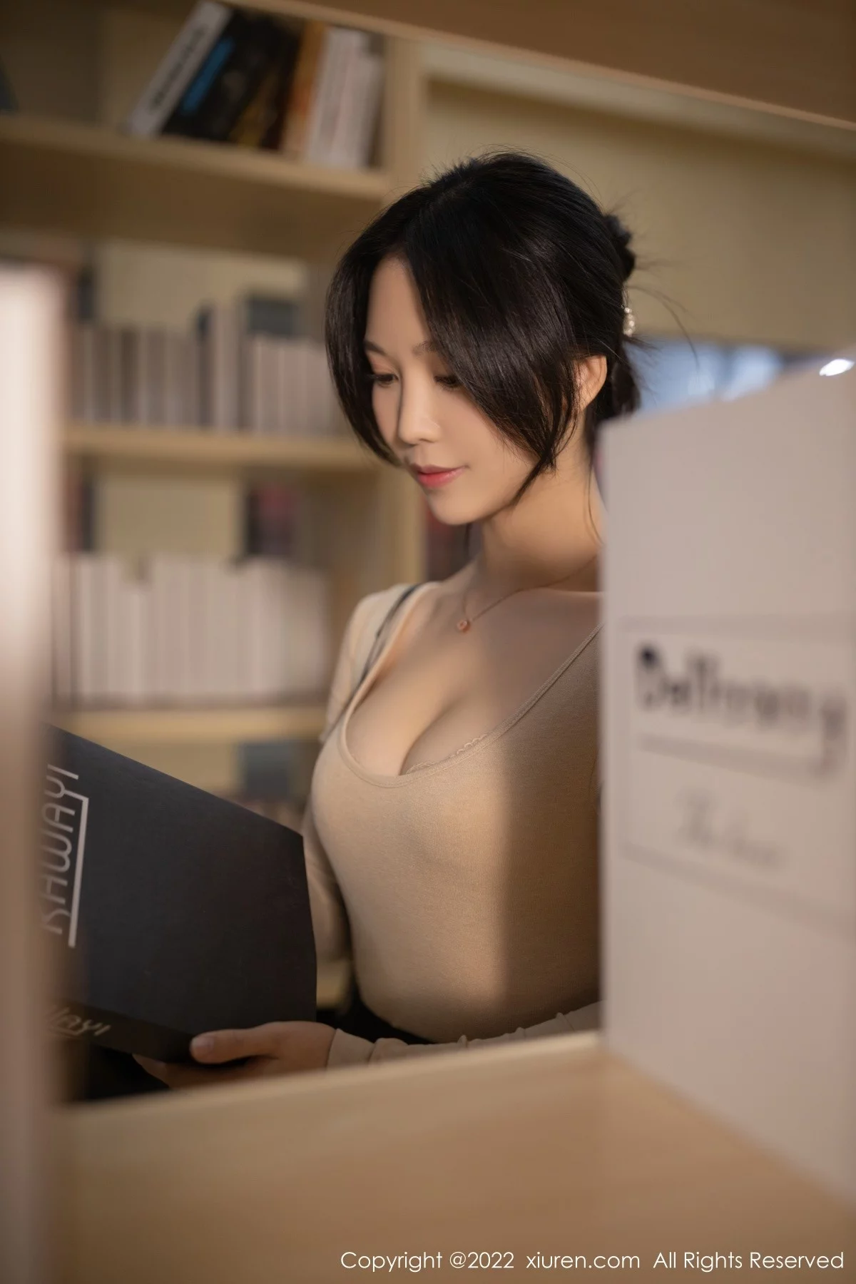 [[XiuRen秀人网]秀人网]No.4523_模特利世图书馆场景低胸上衣配黑短裙露开档肉丝迷人诱惑写真97P