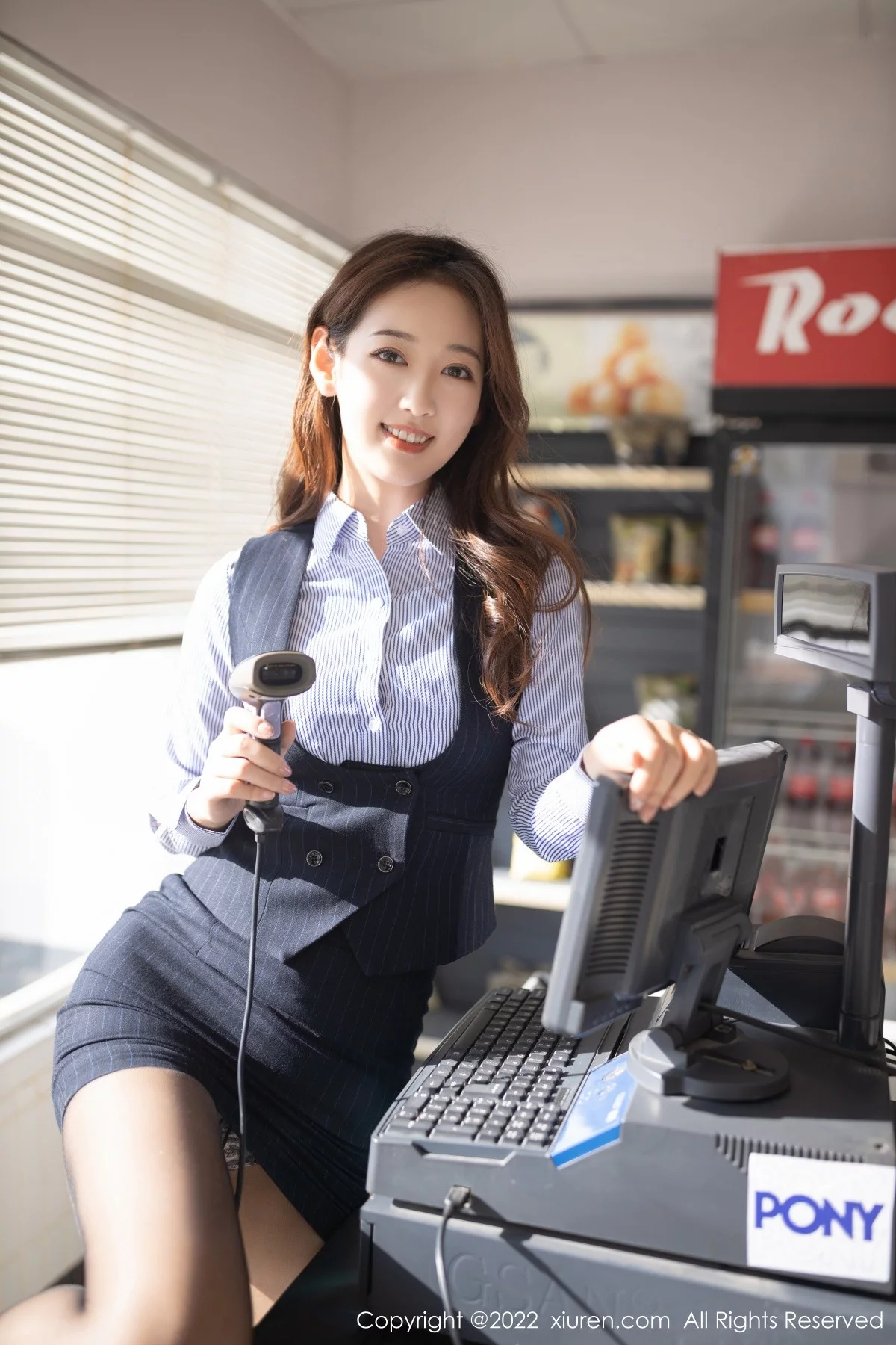 [[XiuRen秀人网]秀人网]No.4532_模特唐安琪角色扮演主题脱蓝色T恤露灰色蕾丝内衣迷人诱惑写真90P