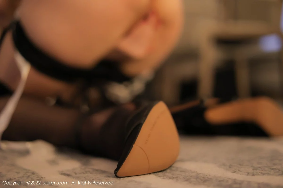 [[XiuRen秀人网]秀人网]No.4535_模特奶瓶脱白色外套露黑色蕾丝内衣蕾丝袜秀美腿迷人诱惑写真100P