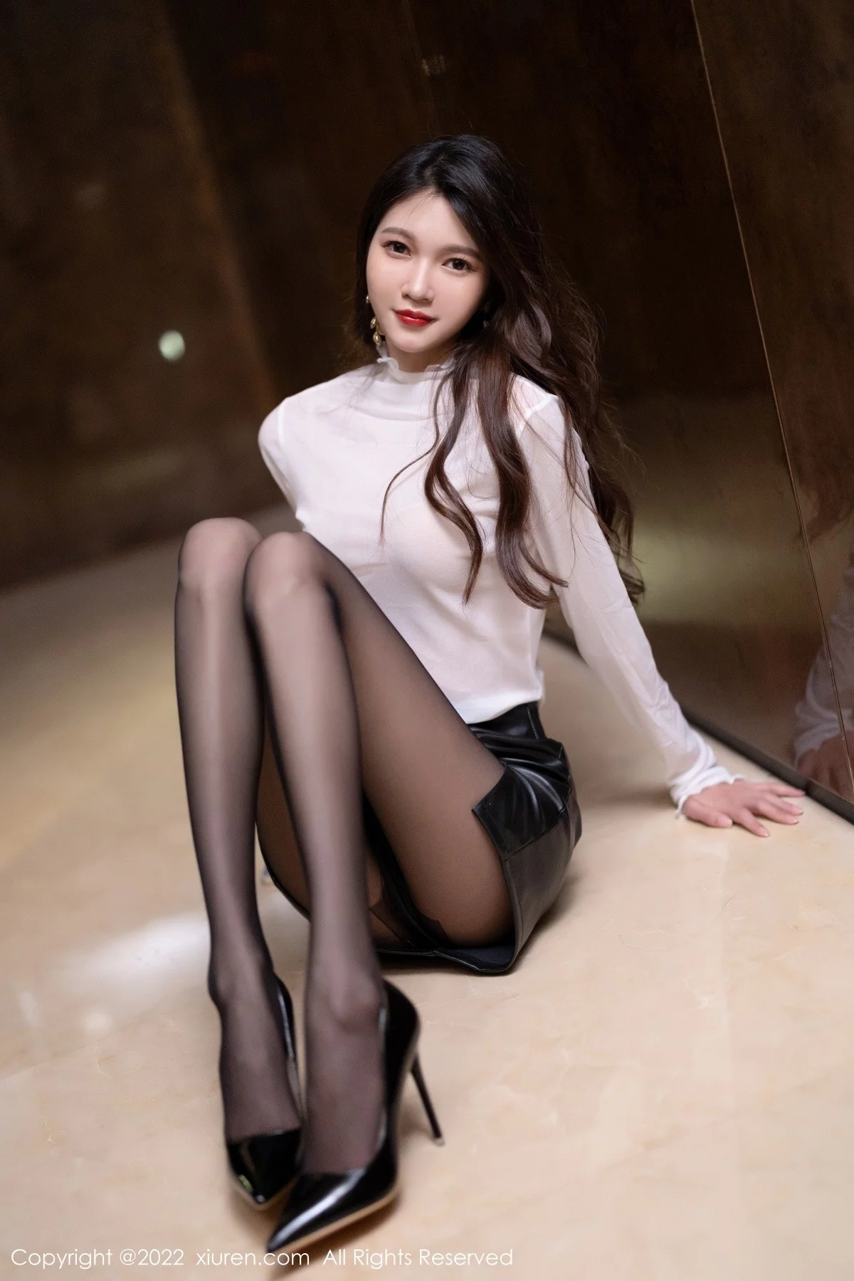 [[XiuRen秀人网]秀人网]No.4534_模特程程程米色收身上衣配皮短裙超薄黑丝秀翘臀美腿诱惑写真72P