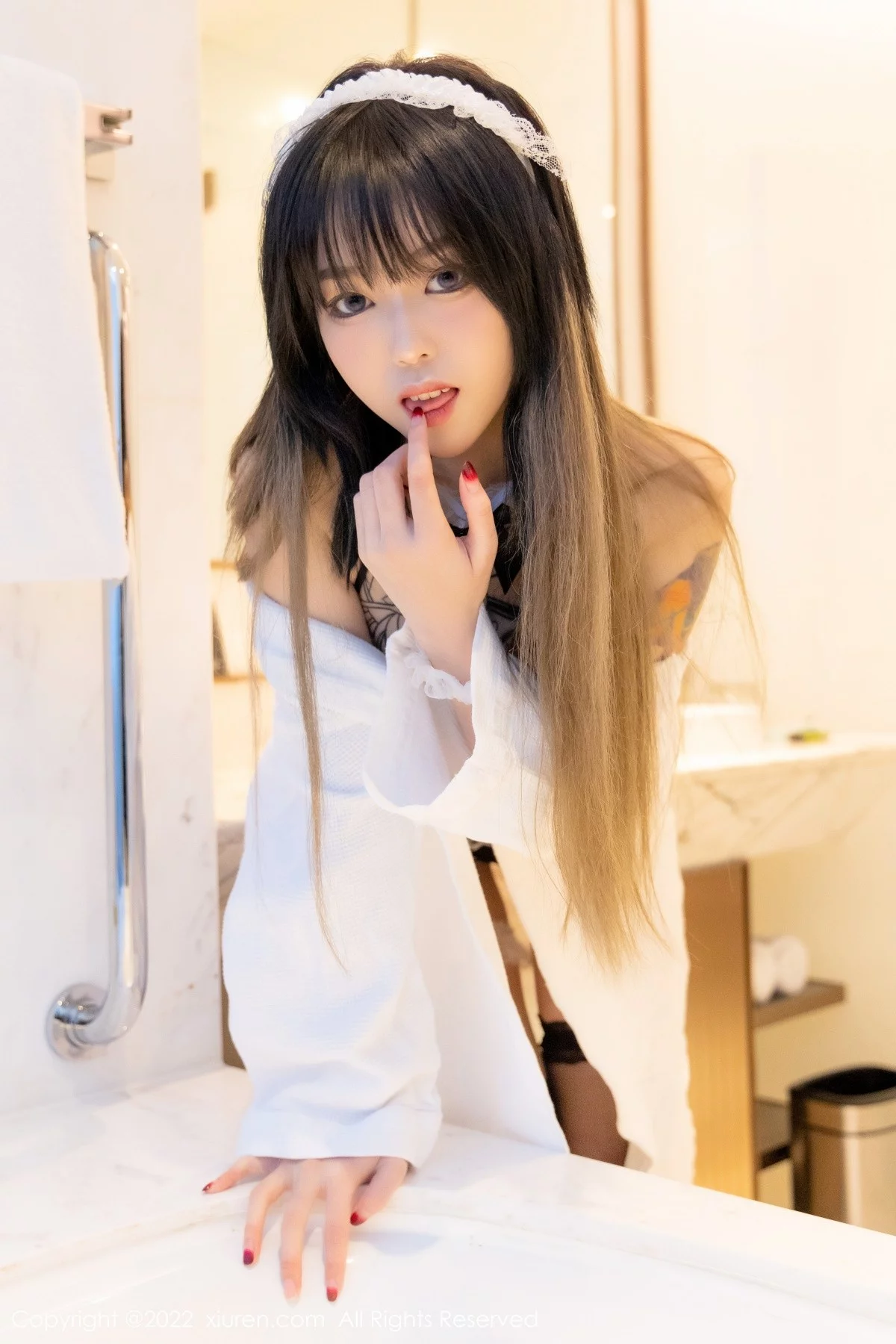 [[XiuRen秀人网]秀人网]No.4535_模特奶瓶脱白色外套露黑色蕾丝内衣蕾丝袜秀美腿迷人诱惑写真100P