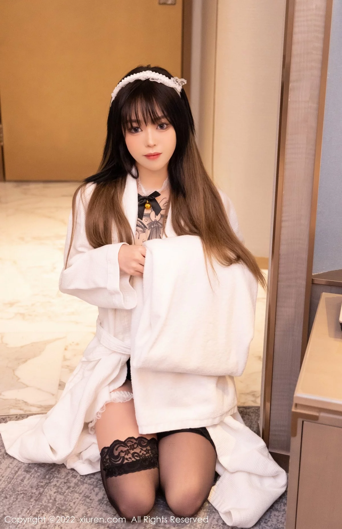 [[XiuRen秀人网]秀人网]No.4535_模特奶瓶脱白色外套露黑色蕾丝内衣蕾丝袜秀美腿迷人诱惑写真100P