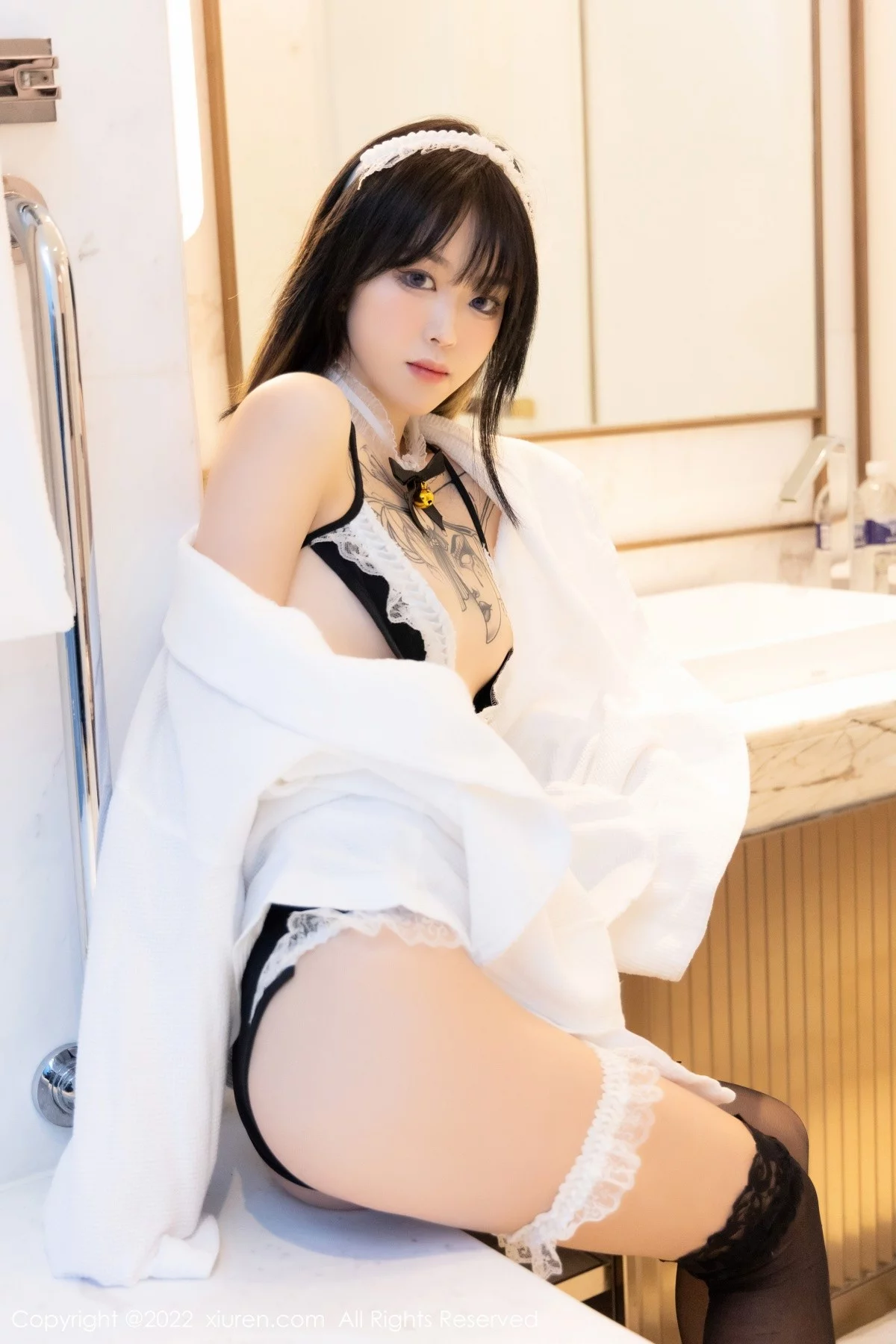 [[XiuRen秀人网]秀人网]No.4535_模特奶瓶脱白色外套露黑色蕾丝内衣蕾丝袜秀美腿迷人诱惑写真100P