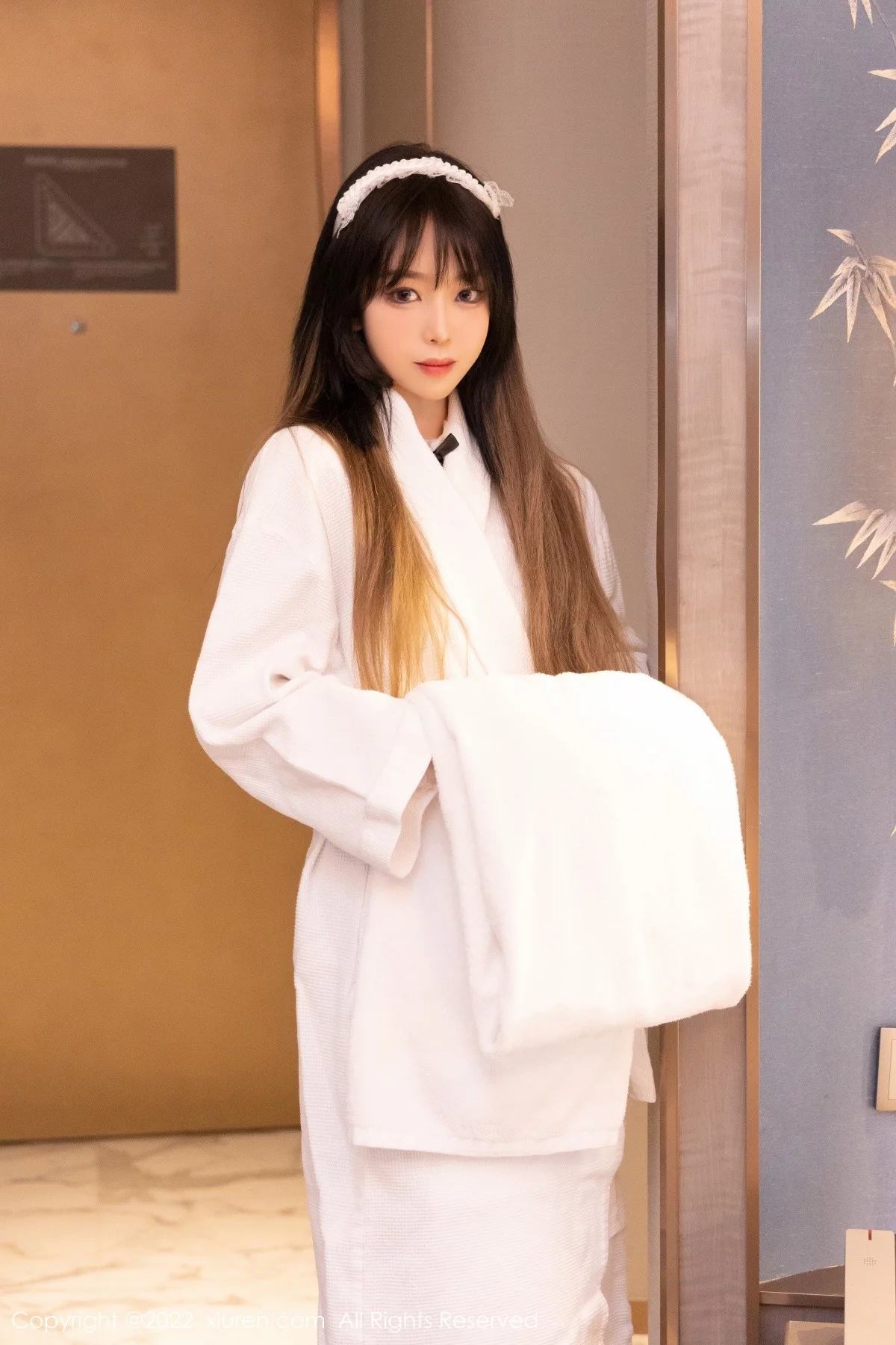 [[XiuRen秀人网]秀人网]No.4535_模特奶瓶脱白色外套露黑色蕾丝内衣蕾丝袜秀美腿迷人诱惑写真100P