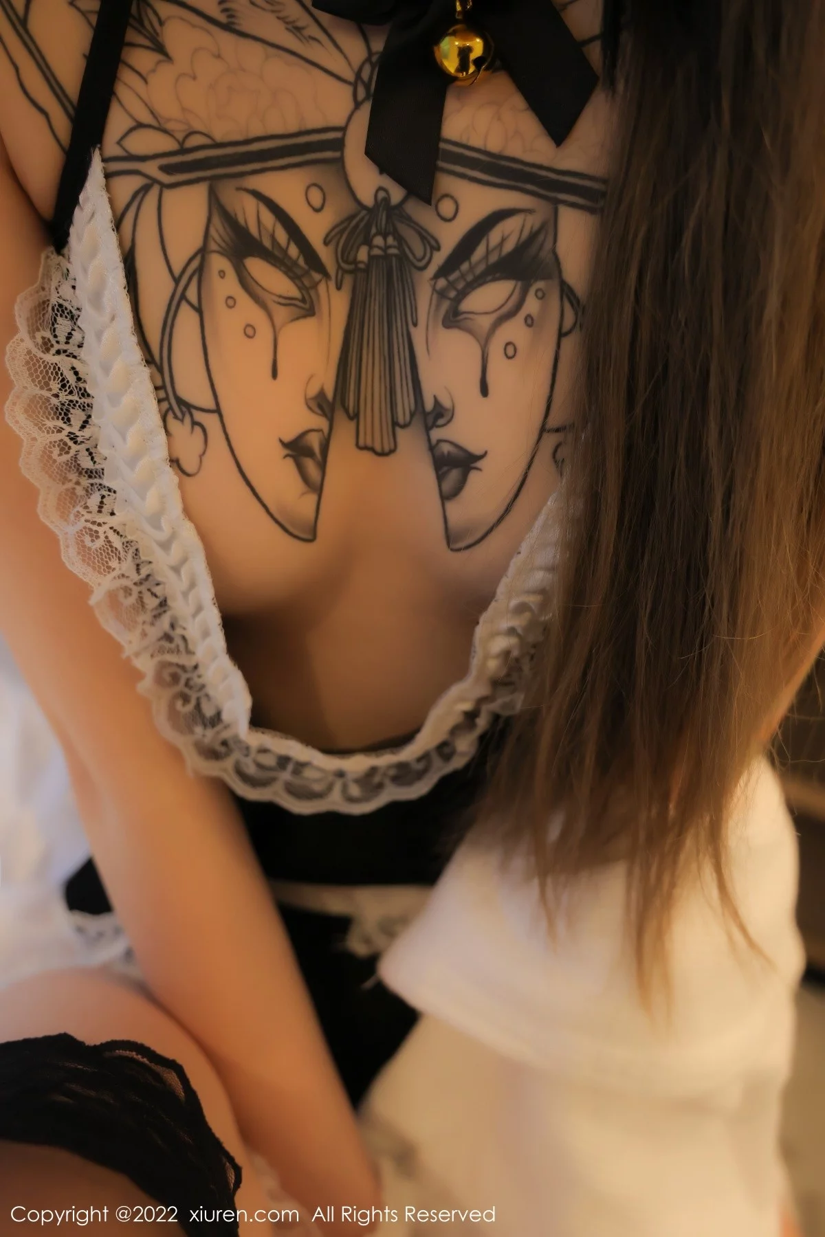 [[XiuRen秀人网]秀人网]No.4535_模特奶瓶脱白色外套露黑色蕾丝内衣蕾丝袜秀美腿迷人诱惑写真100P