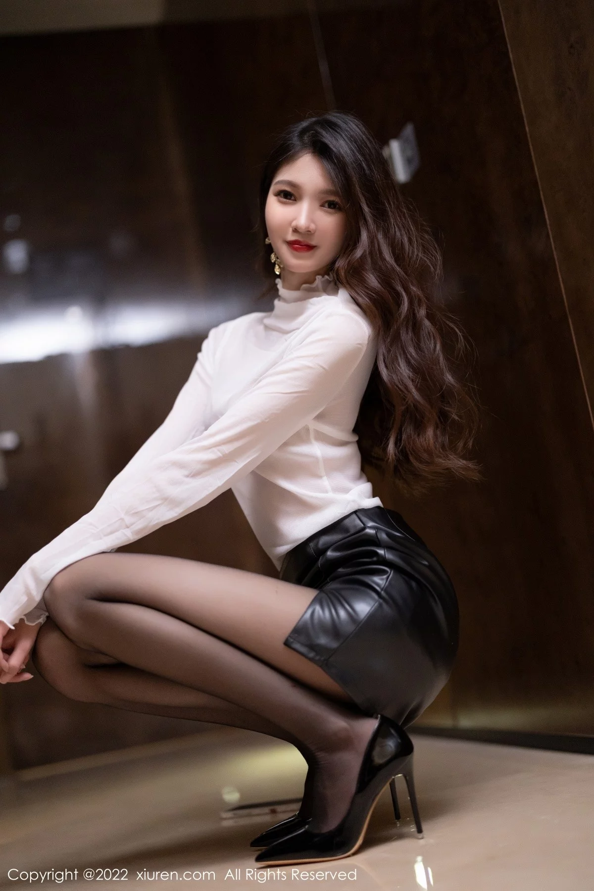 [[XiuRen秀人网]秀人网]No.4534_模特程程程米色收身上衣配皮短裙超薄黑丝秀翘臀美腿诱惑写真72P