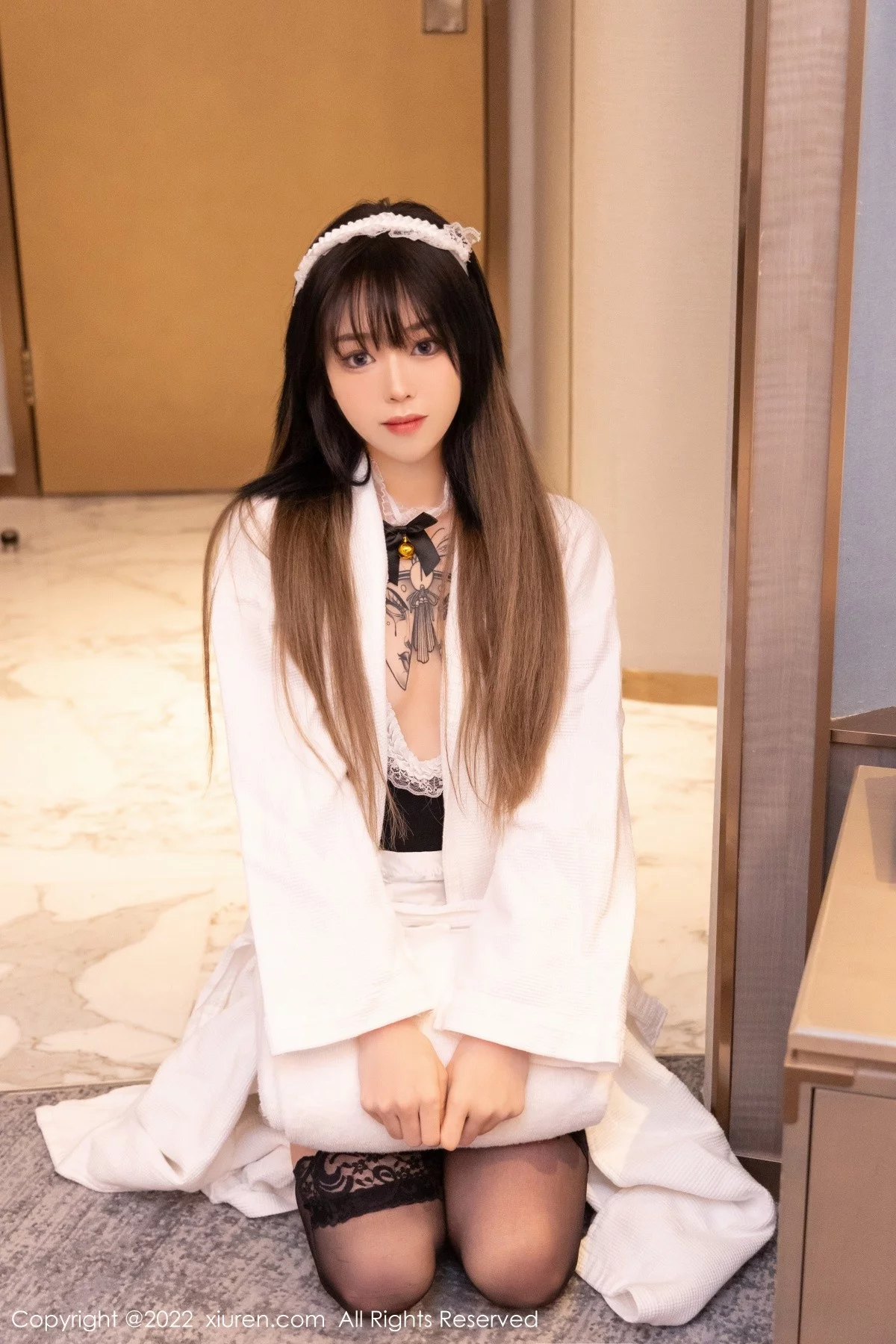 [[XiuRen秀人网]秀人网]No.4535_模特奶瓶脱白色外套露黑色蕾丝内衣蕾丝袜秀美腿迷人诱惑写真100P