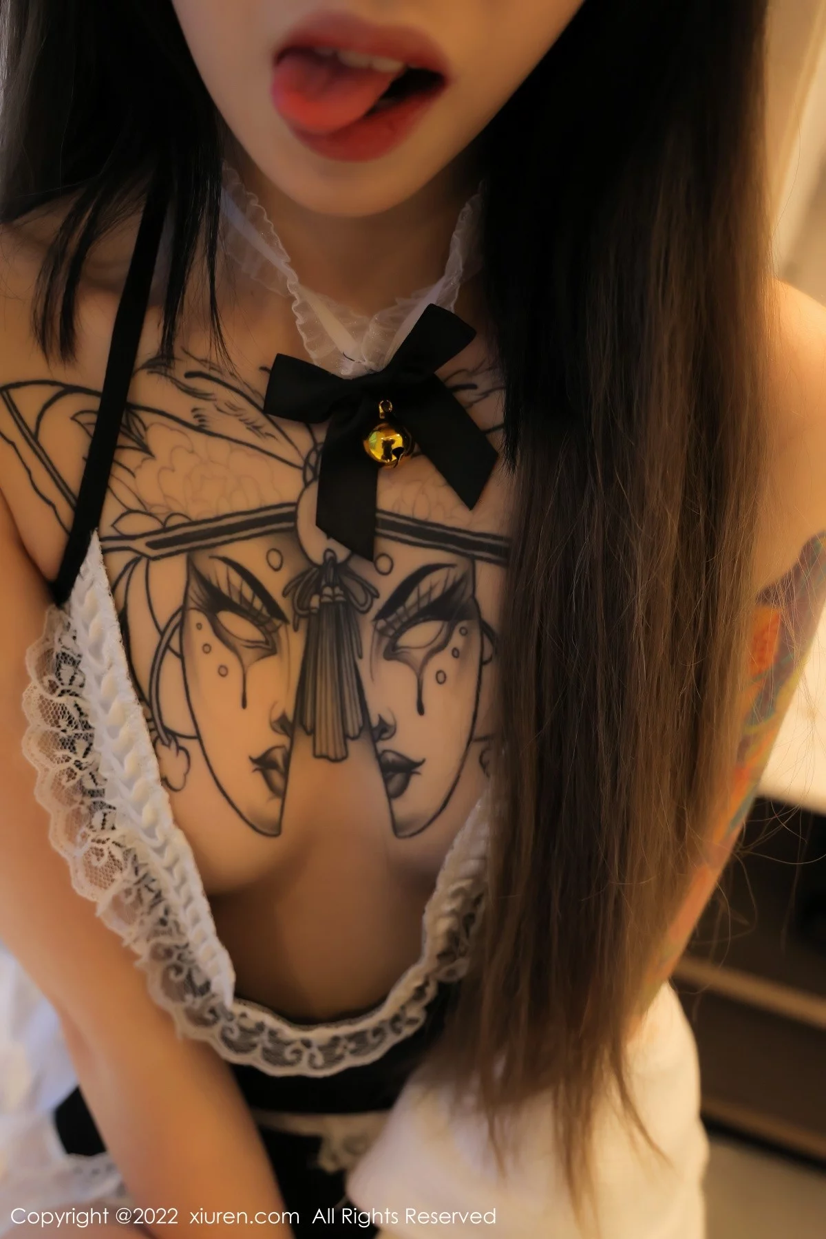 [[XiuRen秀人网]秀人网]No.4535_模特奶瓶脱白色外套露黑色蕾丝内衣蕾丝袜秀美腿迷人诱惑写真100P