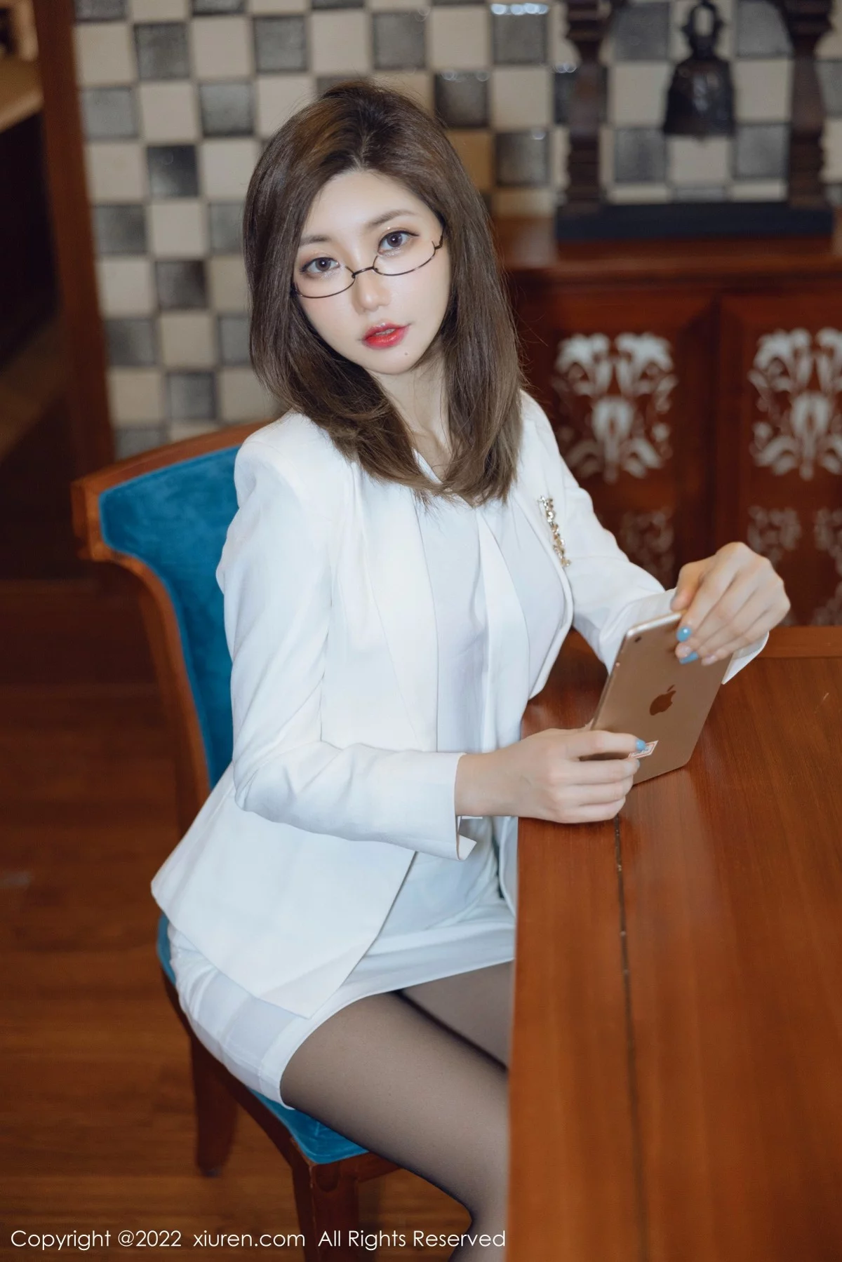 [[XiuRen秀人网]秀人网]No.4544_女神绮里嘉ula珠三角旅拍脱白色职业装露性感粉色内衣诱惑写真75P