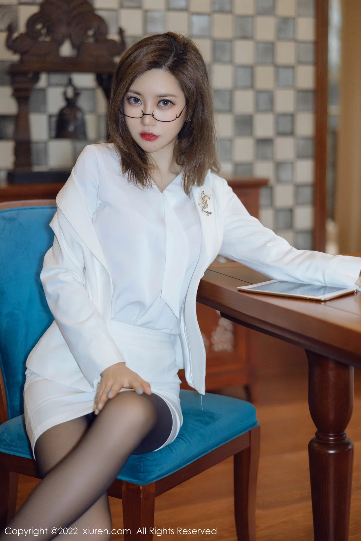 [[XiuRen秀人网]秀人网]No.4544_女神绮里嘉ula珠三角旅拍脱白色职业装露性感粉色内衣诱惑写真75P