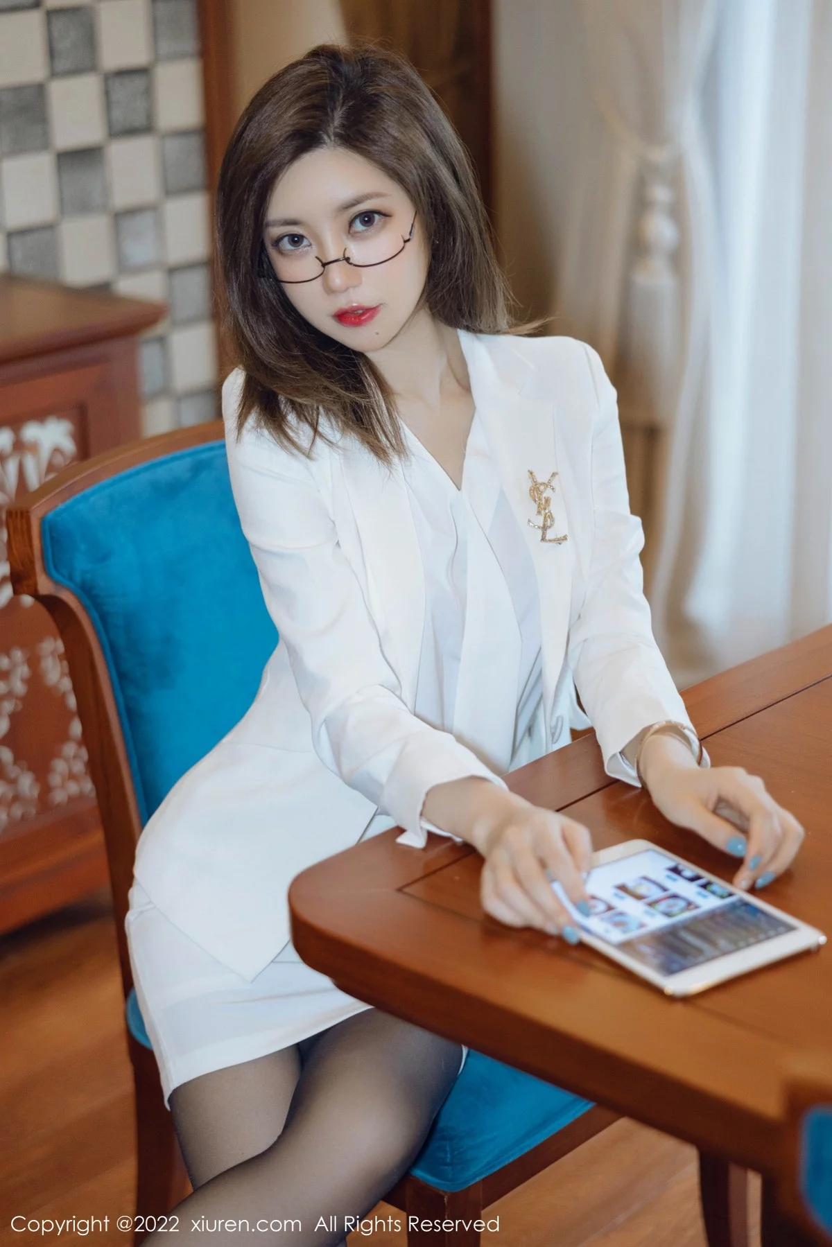 [[XiuRen秀人网]秀人网]No.4544_女神绮里嘉ula珠三角旅拍脱白色职业装露性感粉色内衣诱惑写真75P