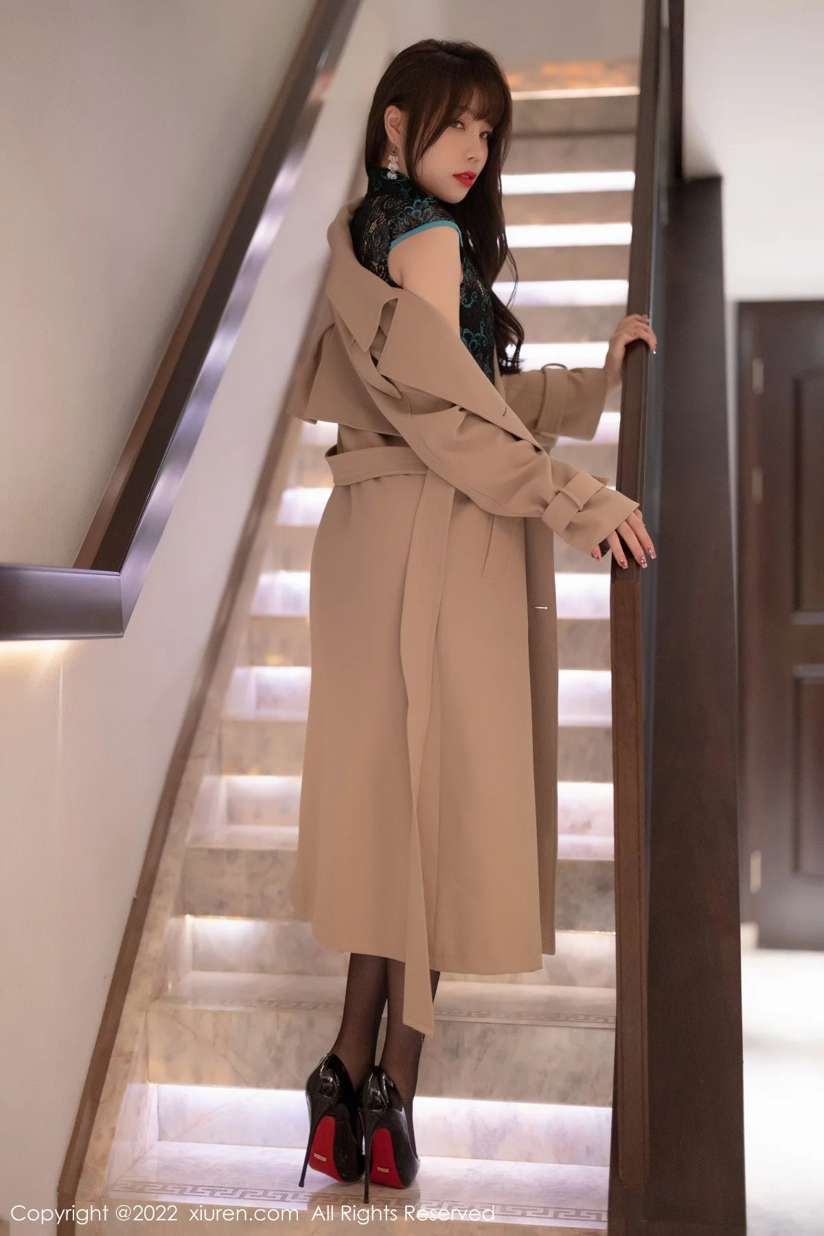 [[XiuRen秀人网]秀人网]No.4543_女神芝芝Booty性感深色情趣旗袍配黑丝吊袜秀翘臀美腿诱惑写真70P