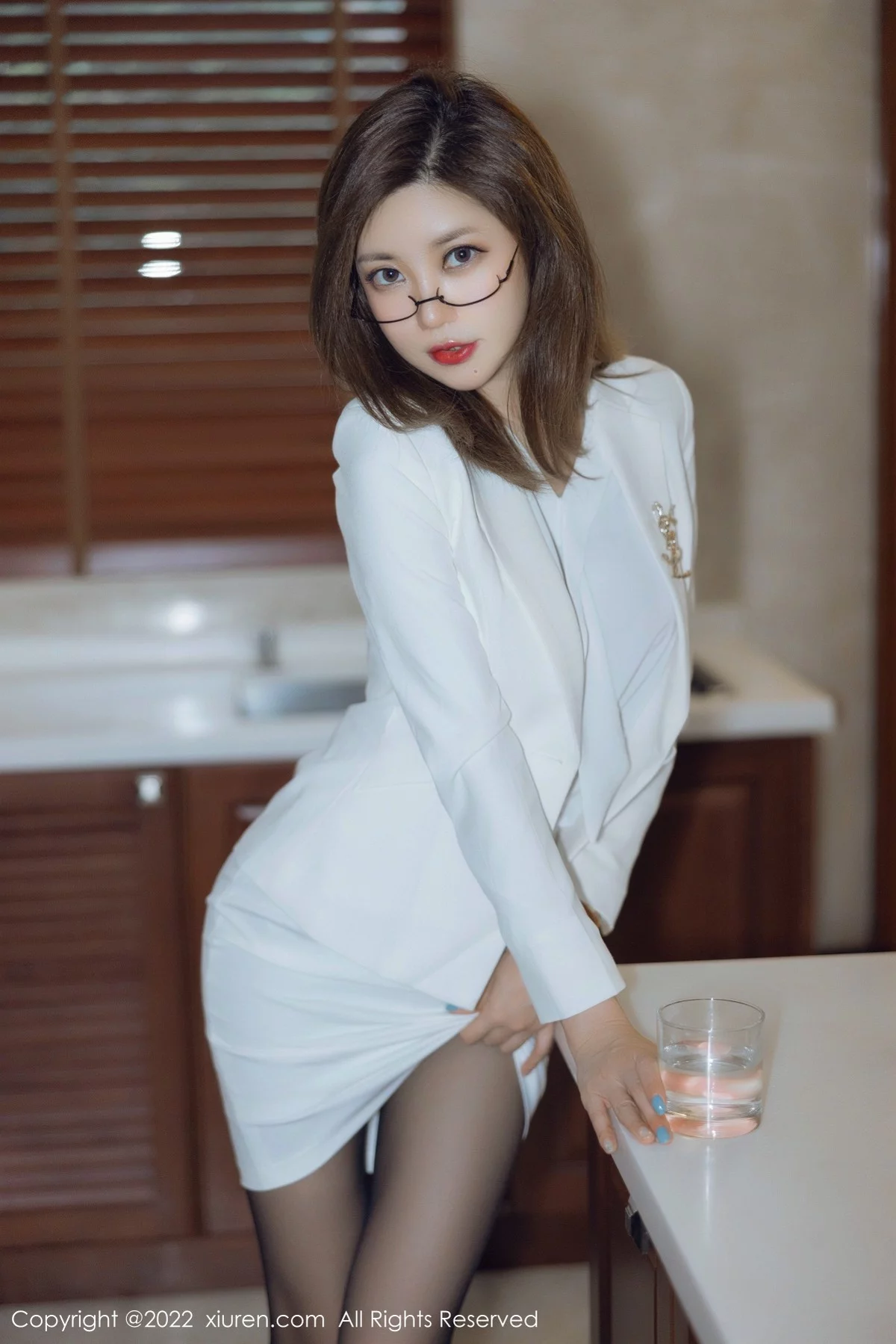 [[XiuRen秀人网]秀人网]No.4544_女神绮里嘉ula珠三角旅拍脱白色职业装露性感粉色内衣诱惑写真75P