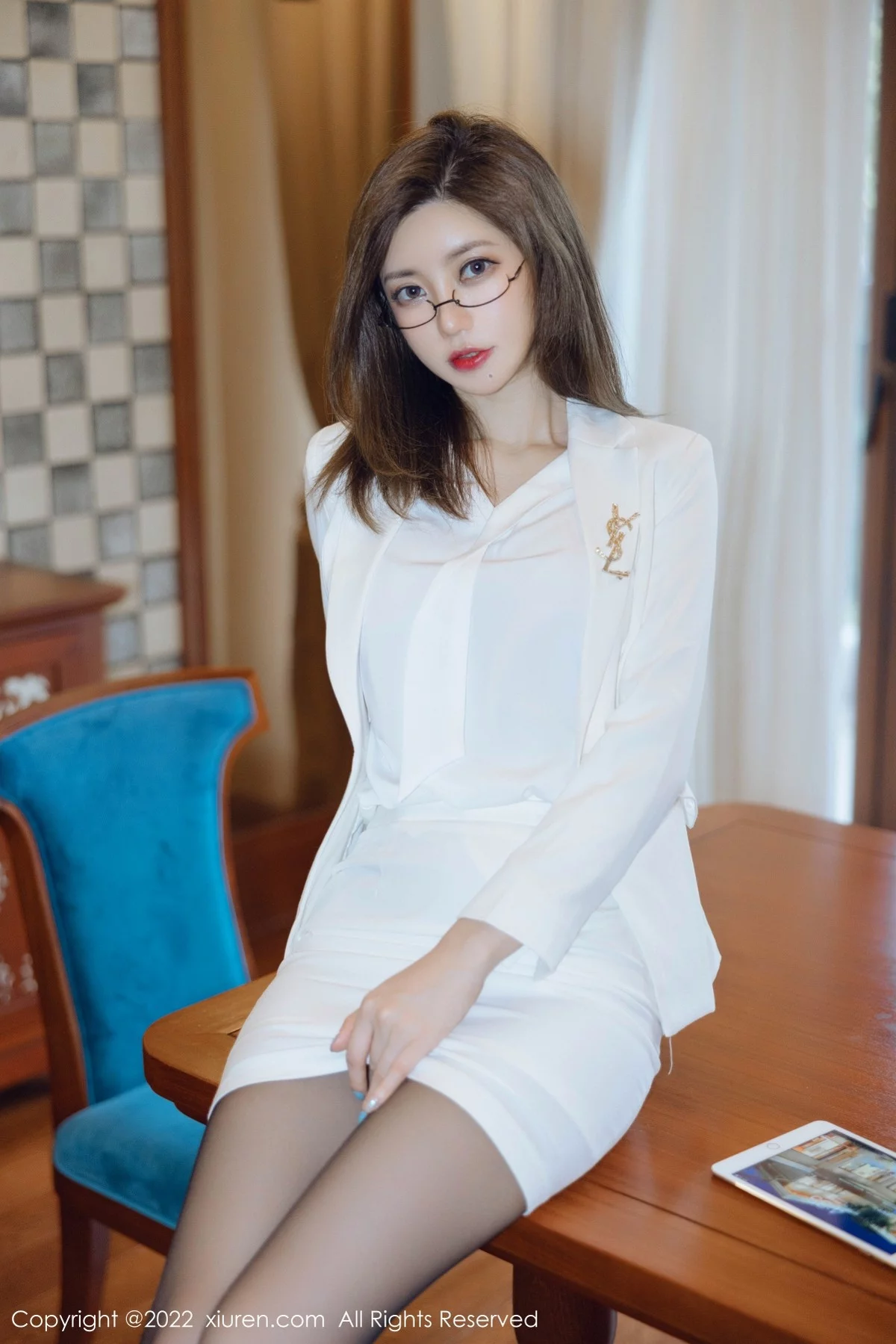 [[XiuRen秀人网]秀人网]No.4544_女神绮里嘉ula珠三角旅拍脱白色职业装露性感粉色内衣诱惑写真75P