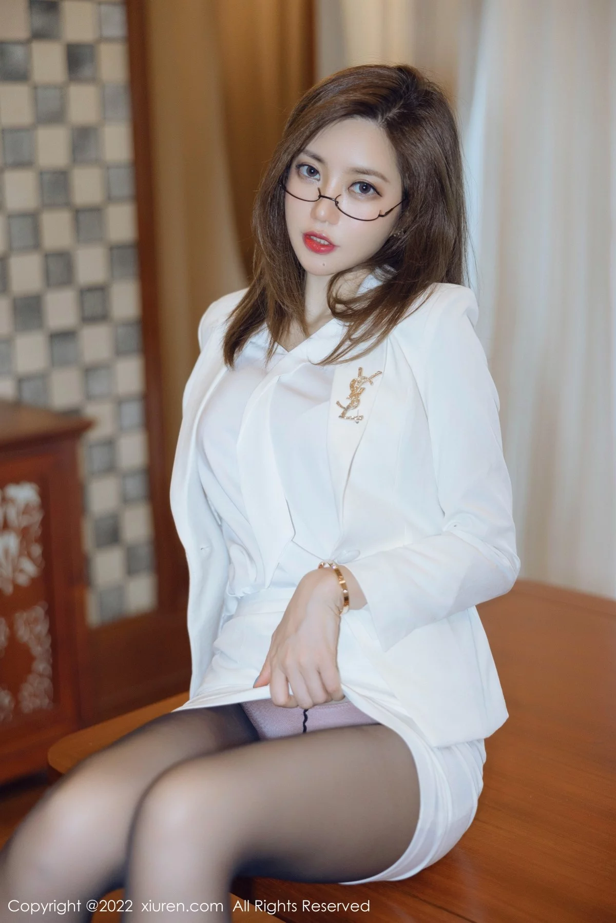 [[XiuRen秀人网]秀人网]No.4544_女神绮里嘉ula珠三角旅拍脱白色职业装露性感粉色内衣诱惑写真75P